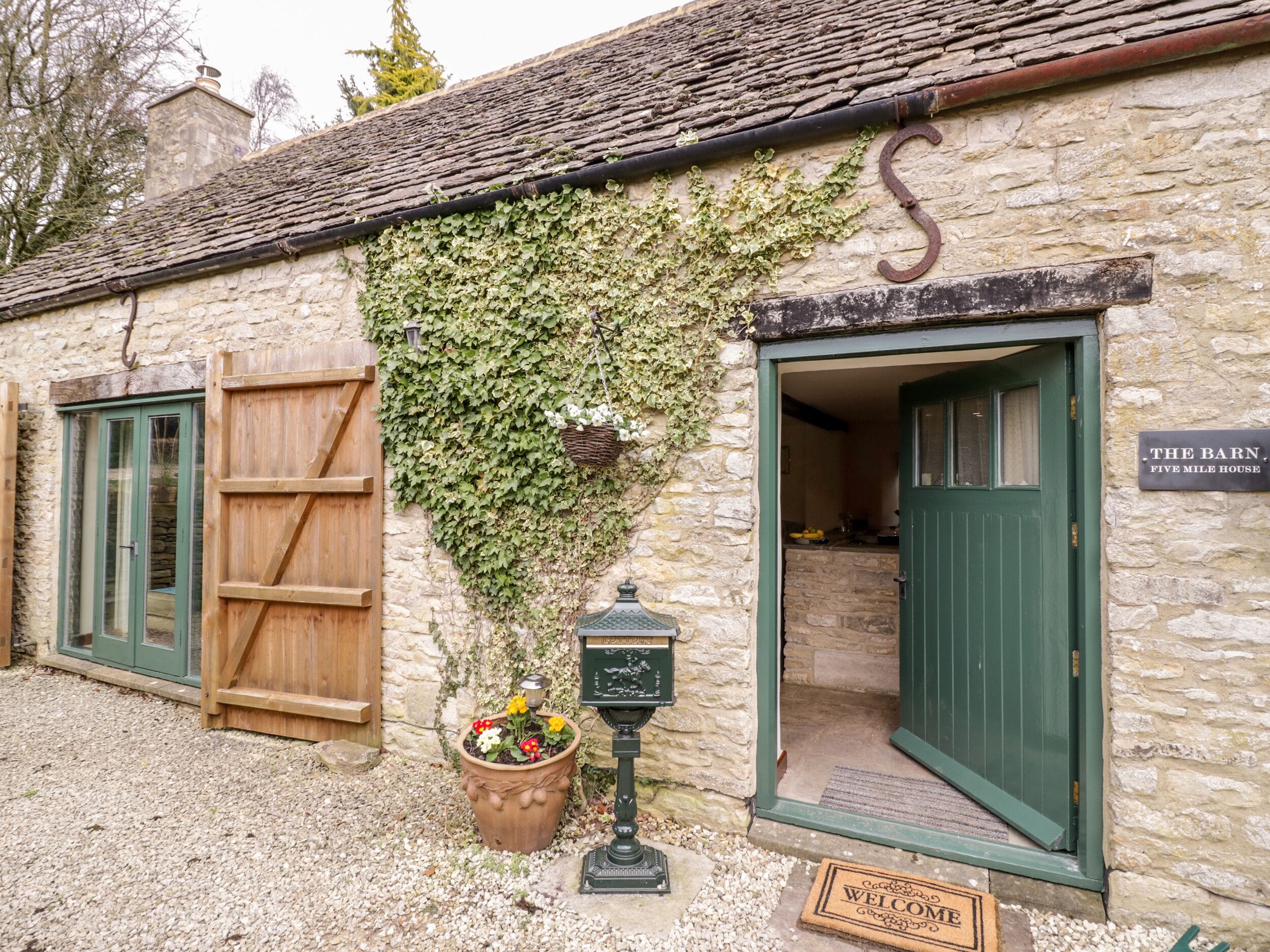 FIVE MILE HOUSE BARN, pet friendly, with open fire in Cirencester