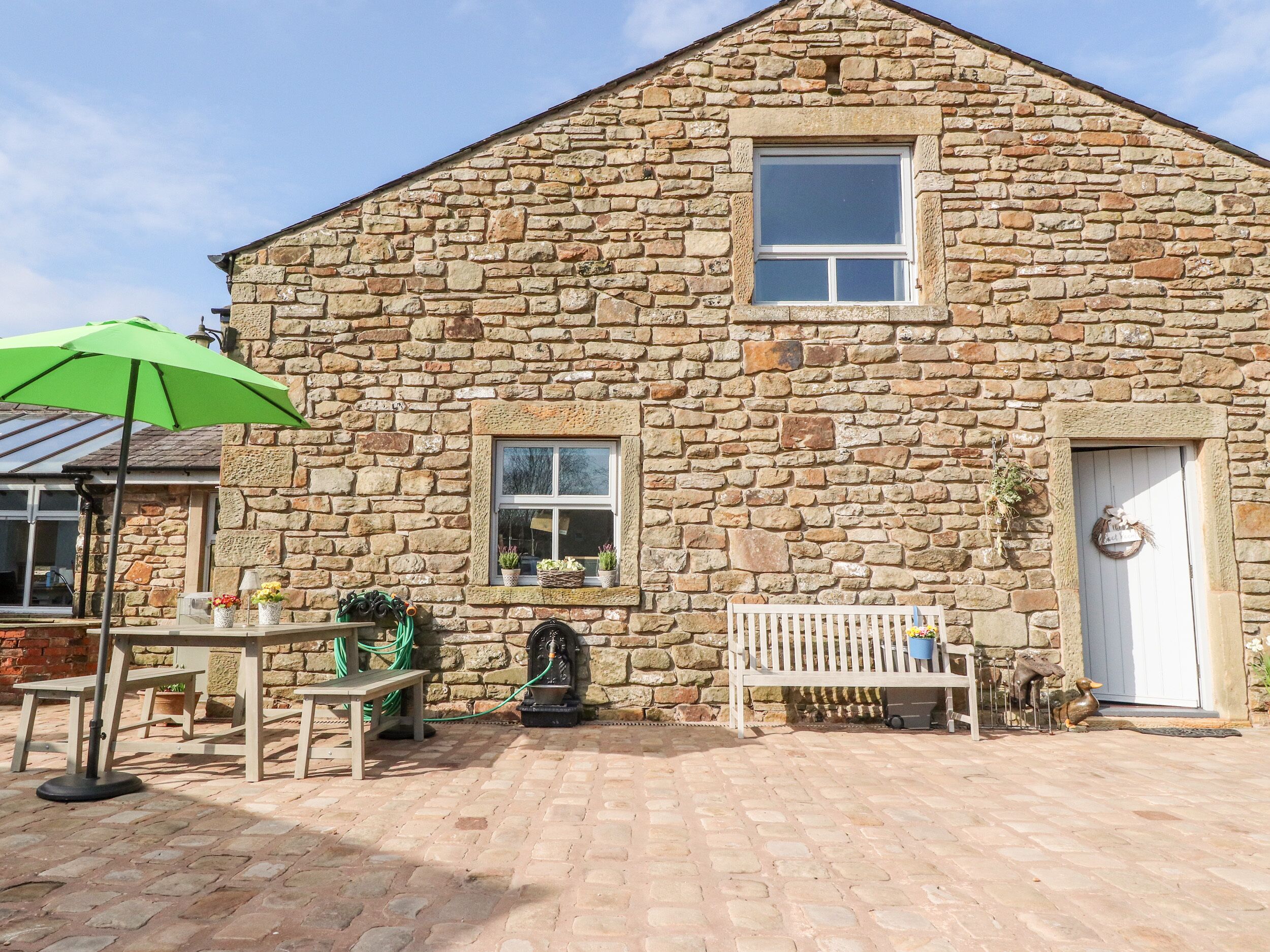 THE BOOT ROOM, pet friendly, character holiday cottage in Ribchester