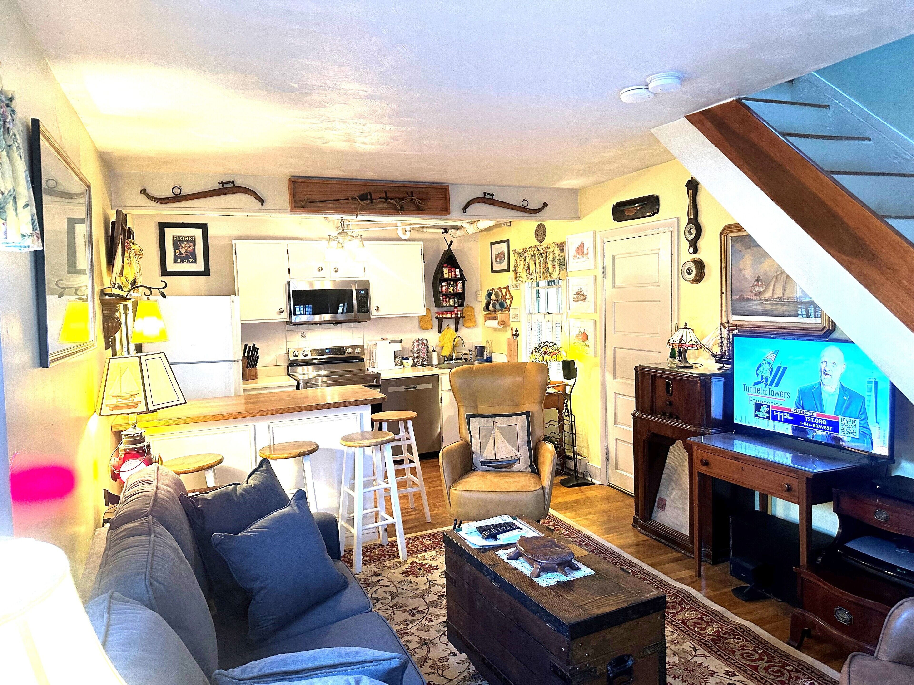 Delightful little Historic District gem  - for the antique lover and history buff.