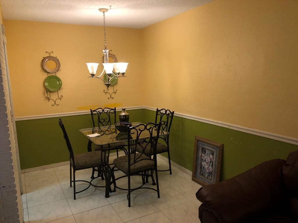 Nice gated (1) bedroom located 5 minutes from the Mall and Restaurant