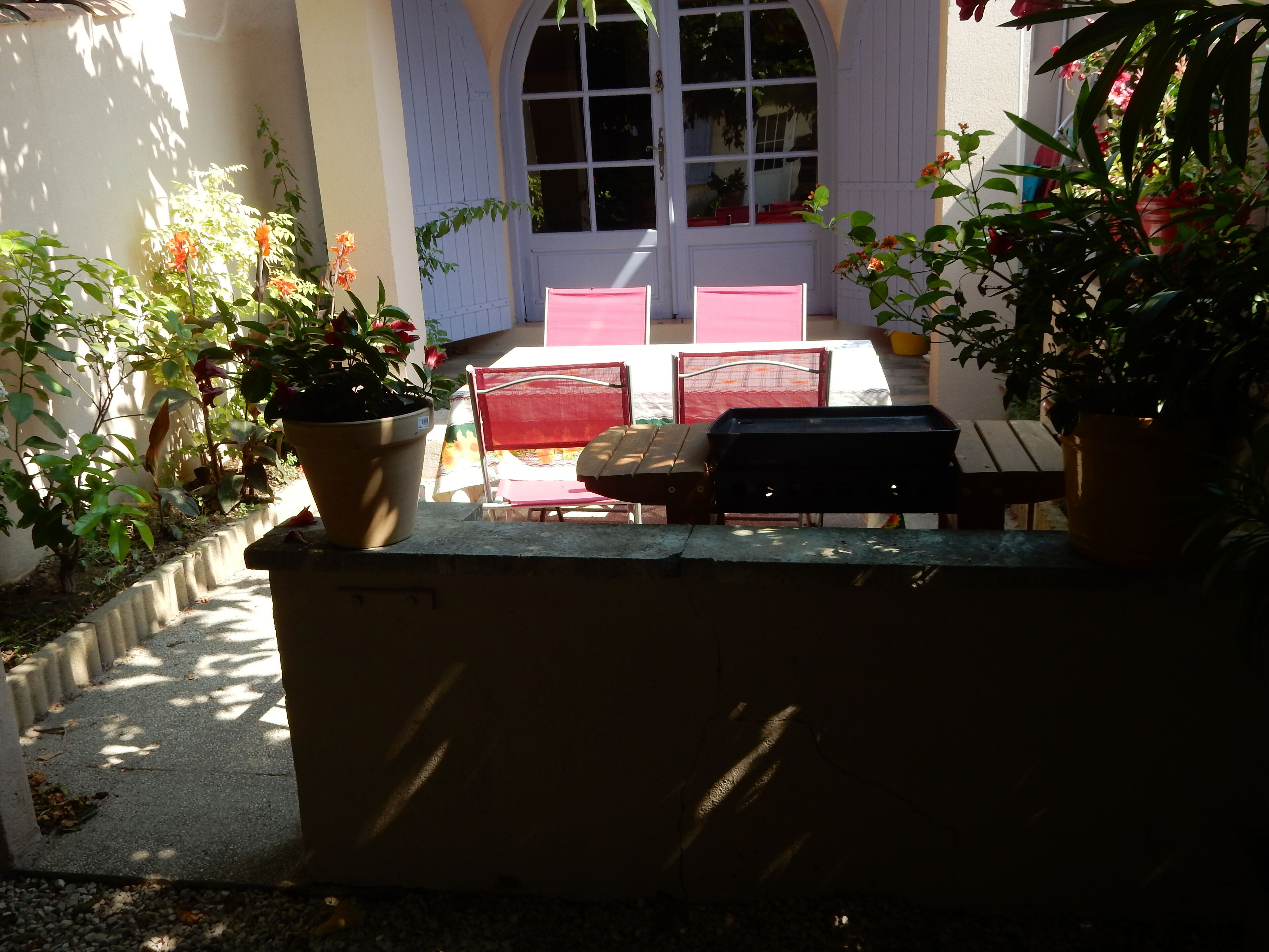 very pretty cottage **stars next to the leases of provence at the foot of the alpilles
