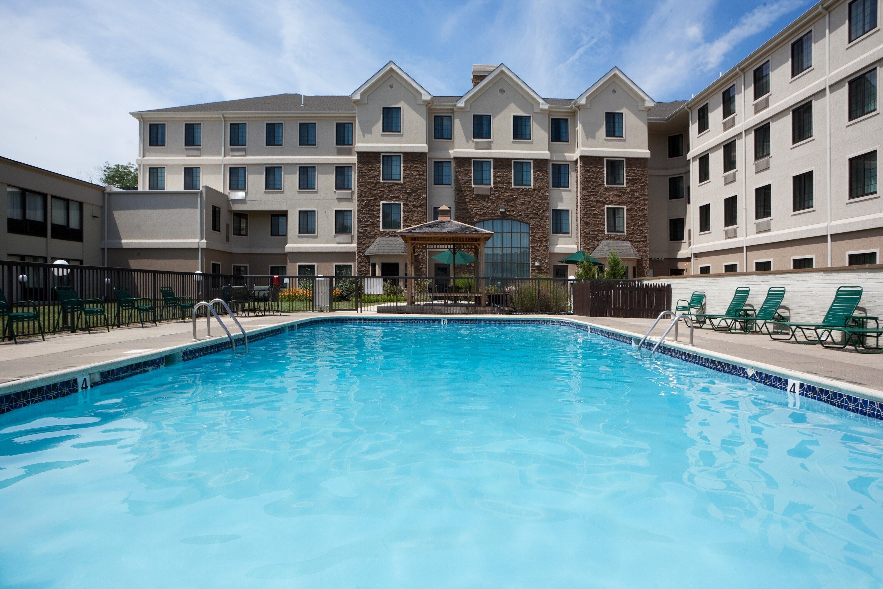 Free Breakfast. Outdoor Pool. 10 Min from University of Delaware!