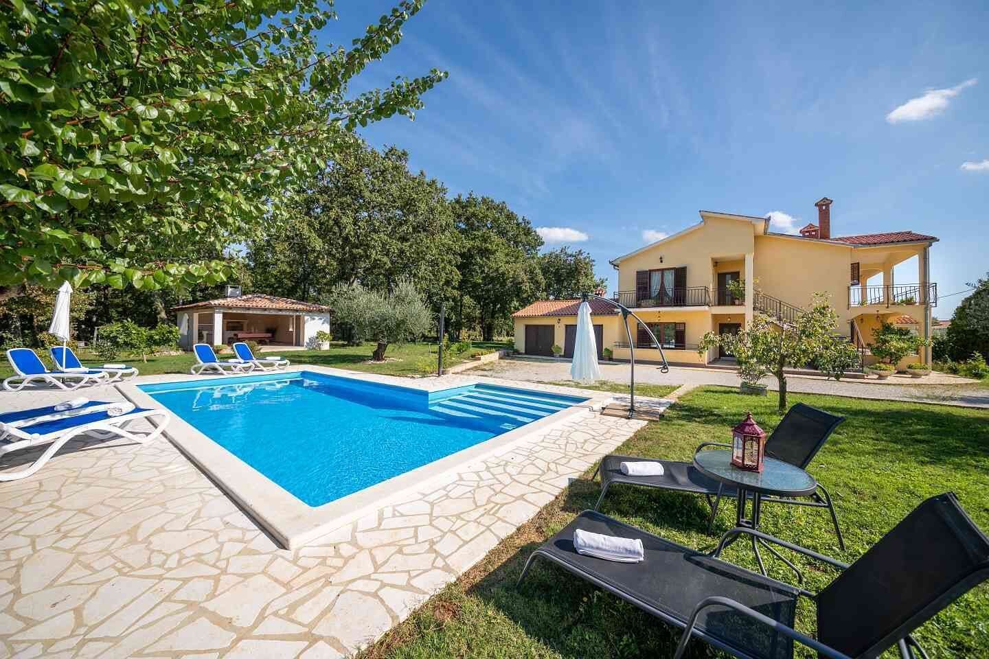 Apartment in a family house with pool, WiFi, near Poreč
