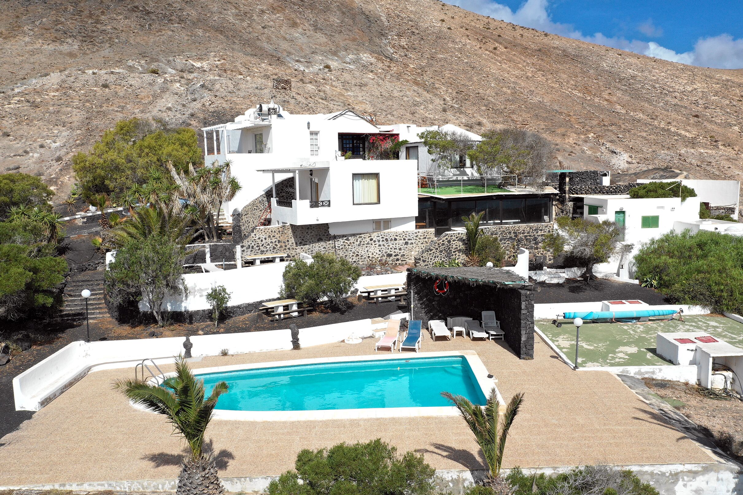 spacious apartment in a complex of 4 in quiet area