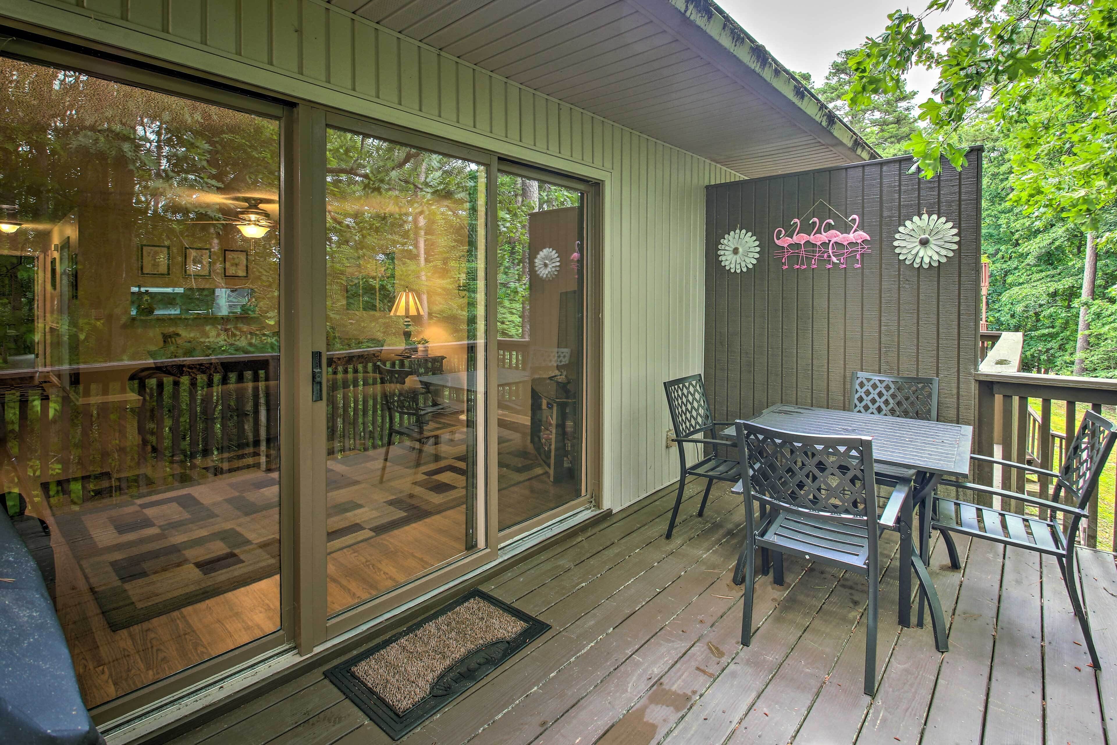 Cozy Retreat w/ Deck: 3 Mi to DeSoto Golf Course!