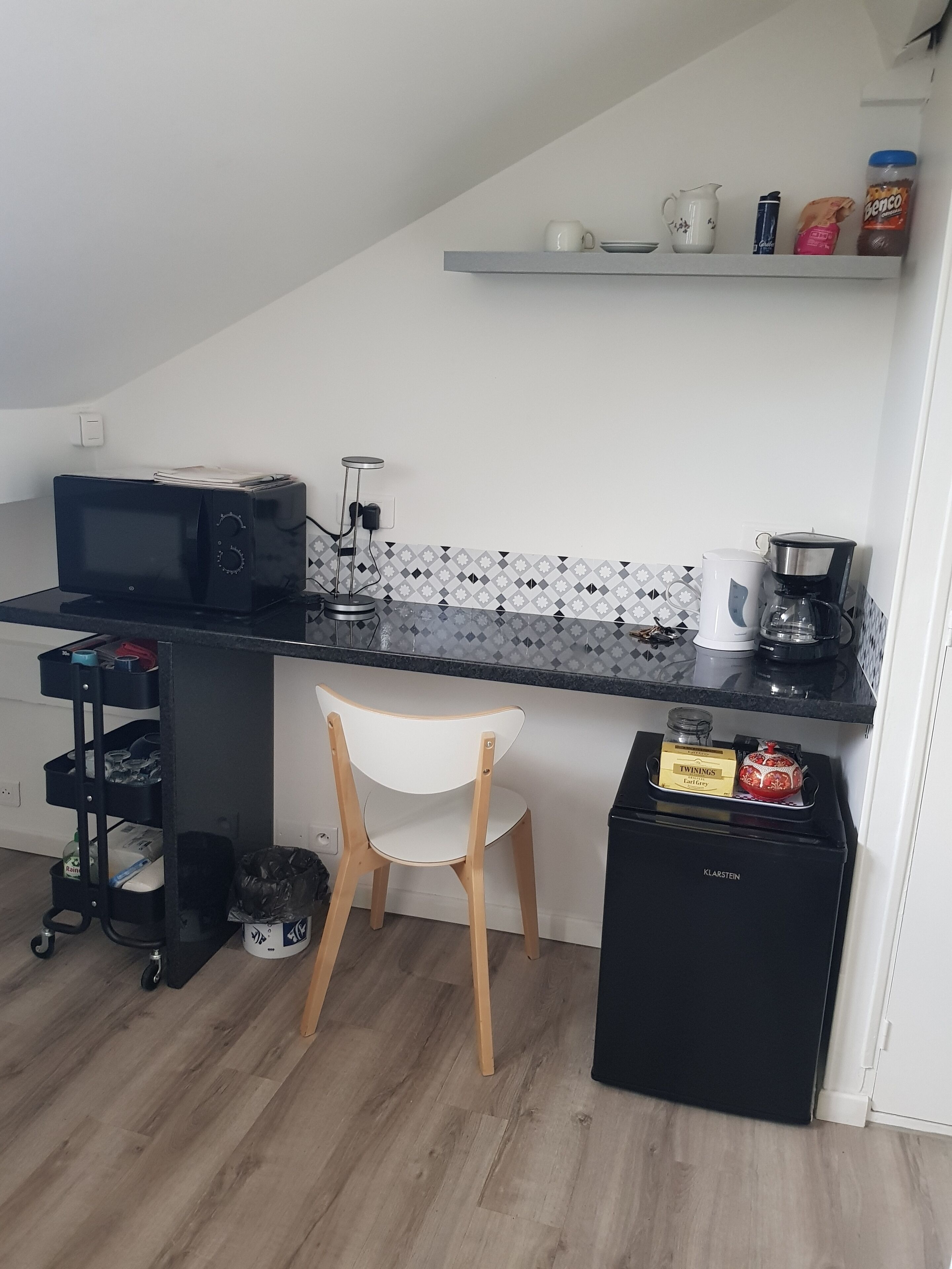 Independent attic room in a secure building (6th floor)