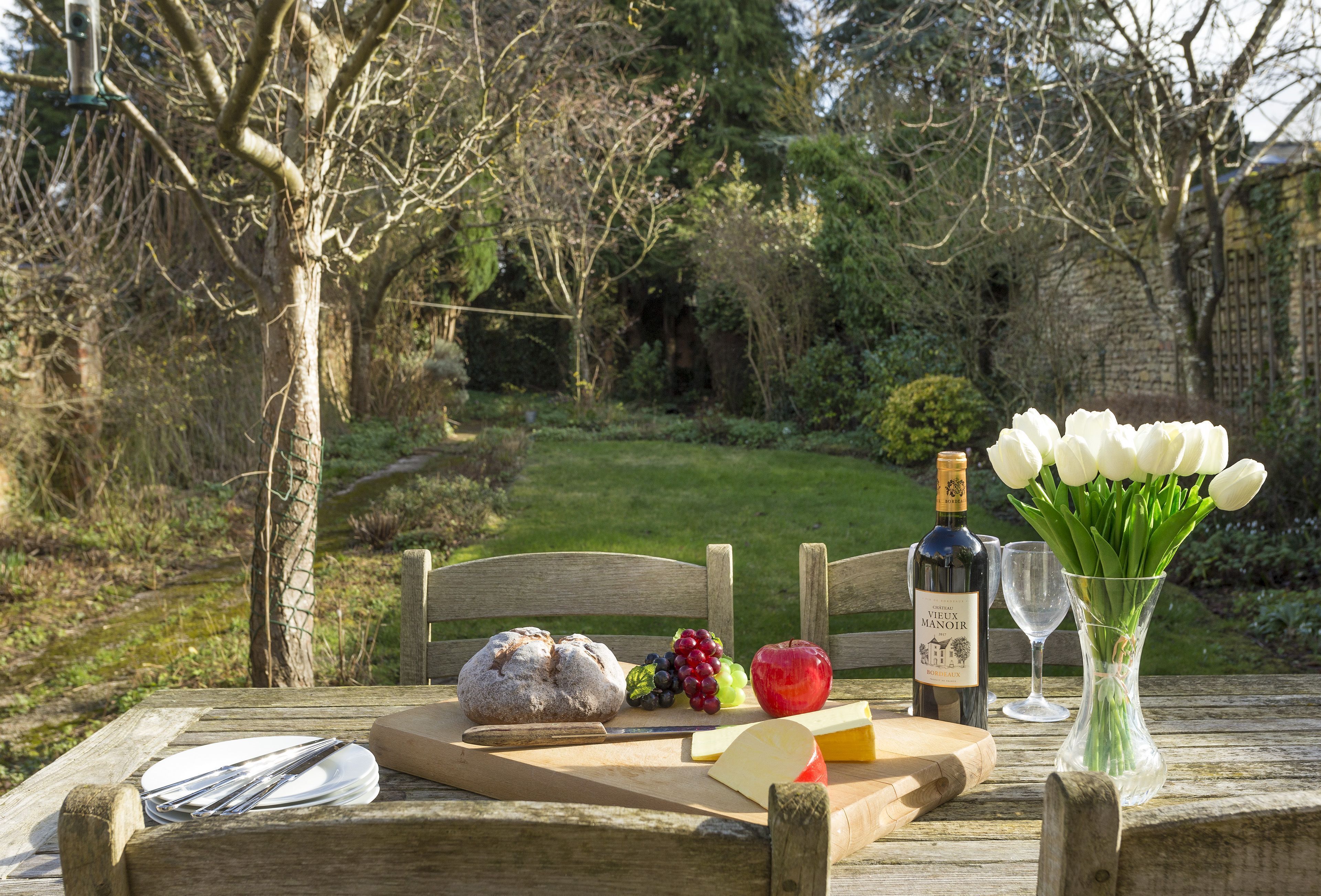 Charming, well appointed 3 bedroom cottage with a delightful, mature garden