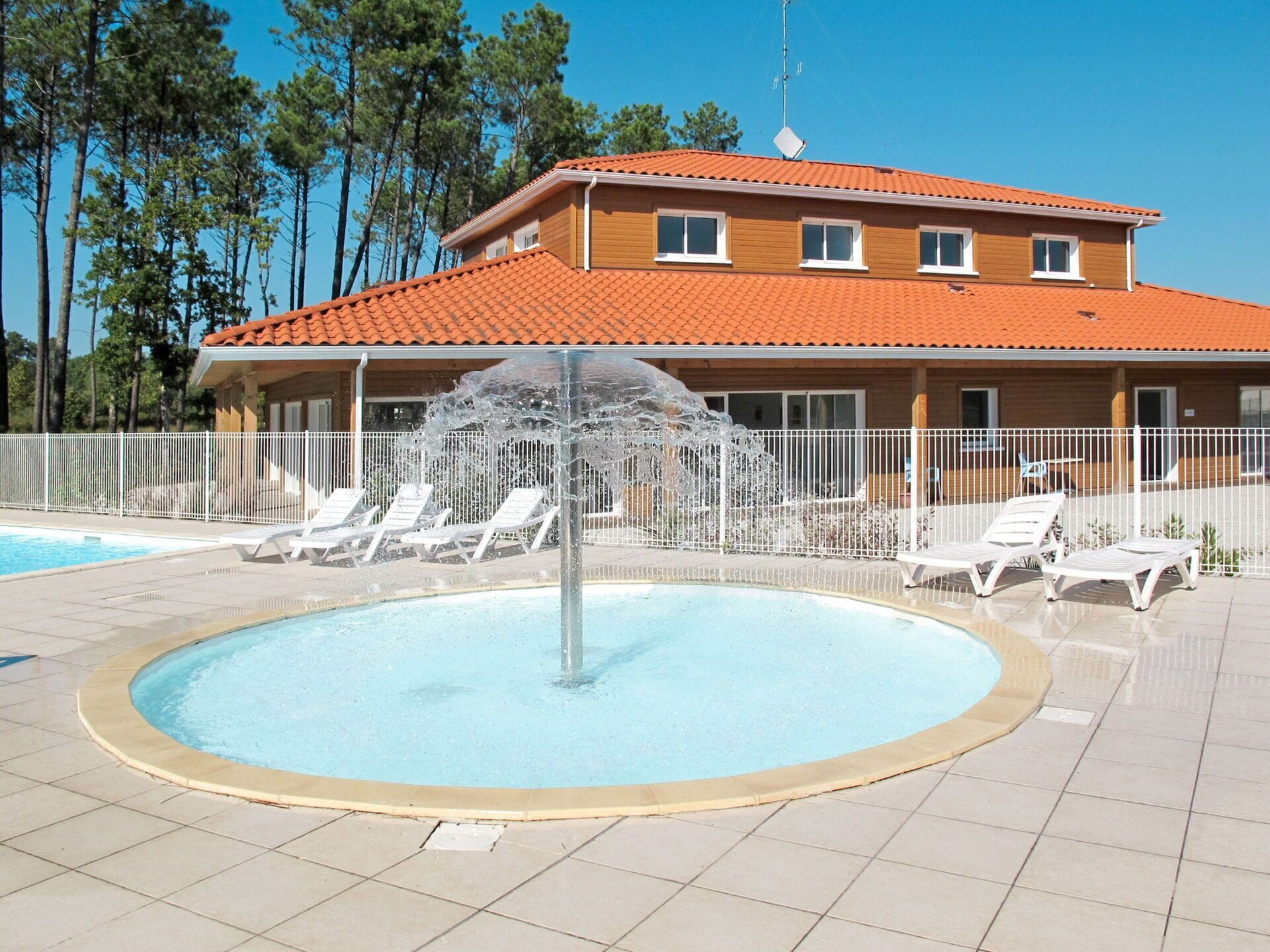 Beautiful apartment for 4 guests with pool, WIFI, TV, terrace, pets allowed and parking