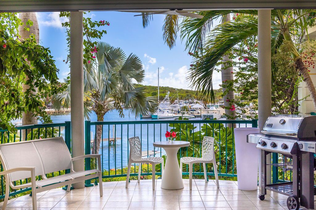 Modern Waterfront Condo 2nd Floor - Turtle Cove. Walk to Beach and Dining