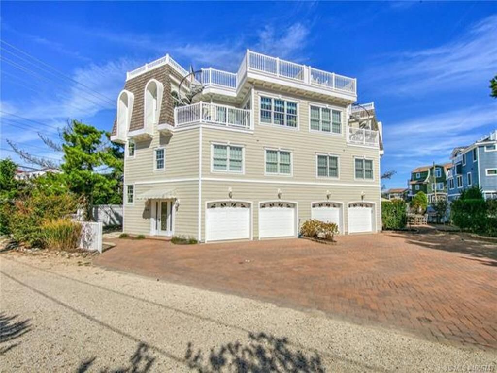 Ocean Block. Single Family. Beach Badges. Beach equipment. Elevator. Roof Top Deck. WIFI. North Beach Ocean Block Townhome on private lane. Steps to beach.  Beautiful Ocean views & roof top deck.  140605