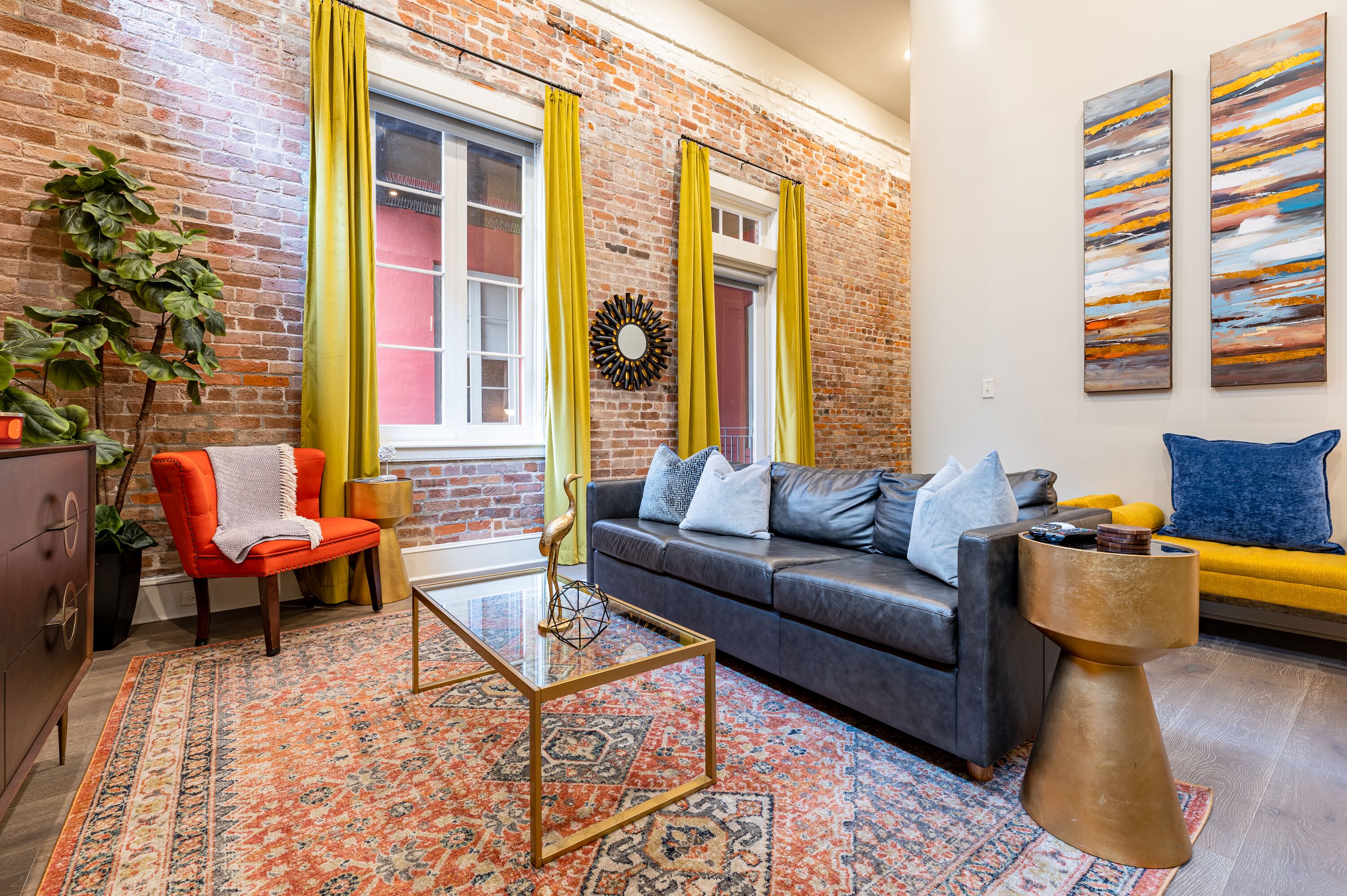 🐊LOCATION & CONDO to Stay in When Visiting DOWNTOWN NOLA! QN Sleeper Sofa & 15 ft Ceilings!🐊