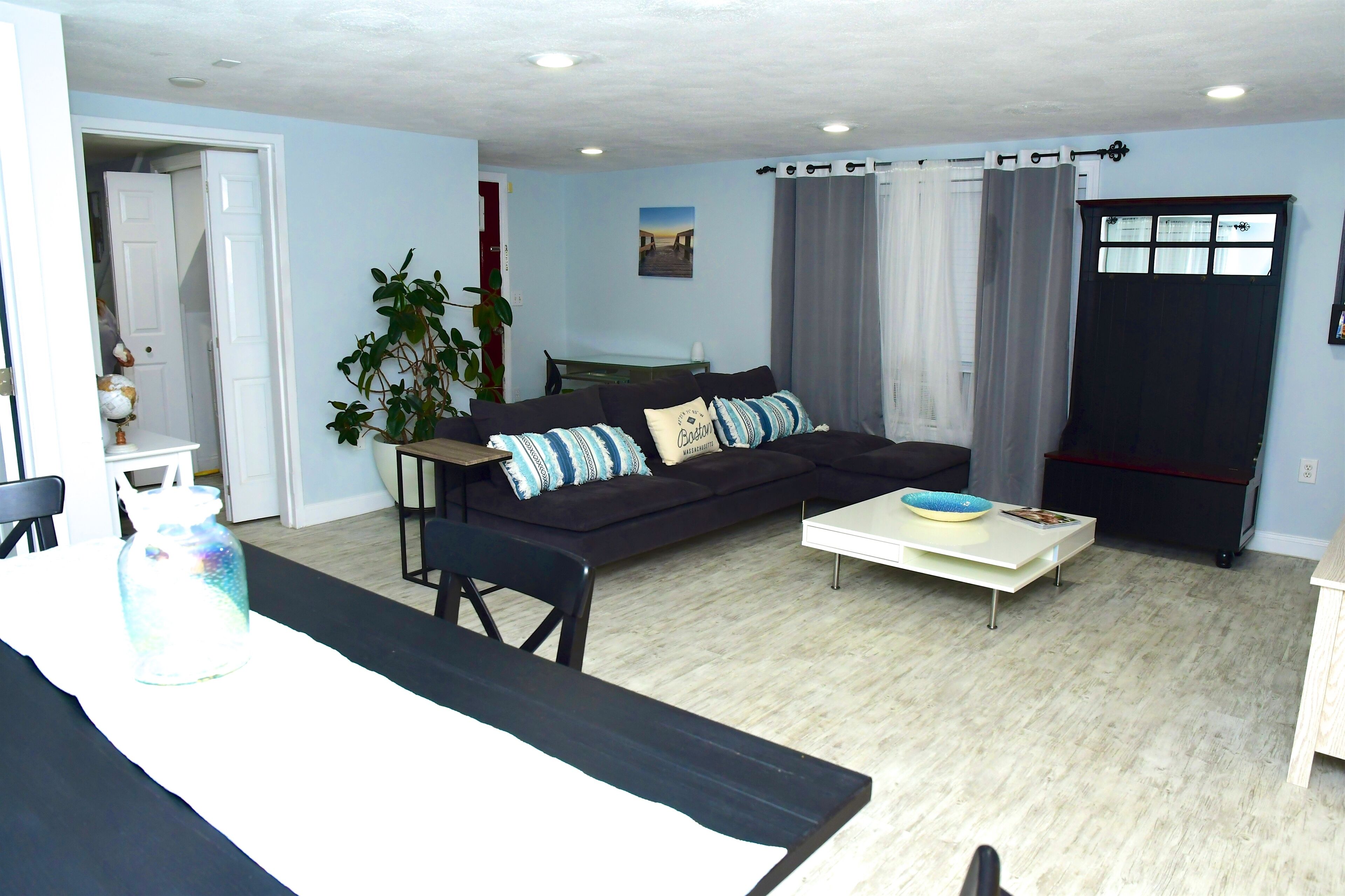 Modern Beachside Space - Near Boston/Airport/Train