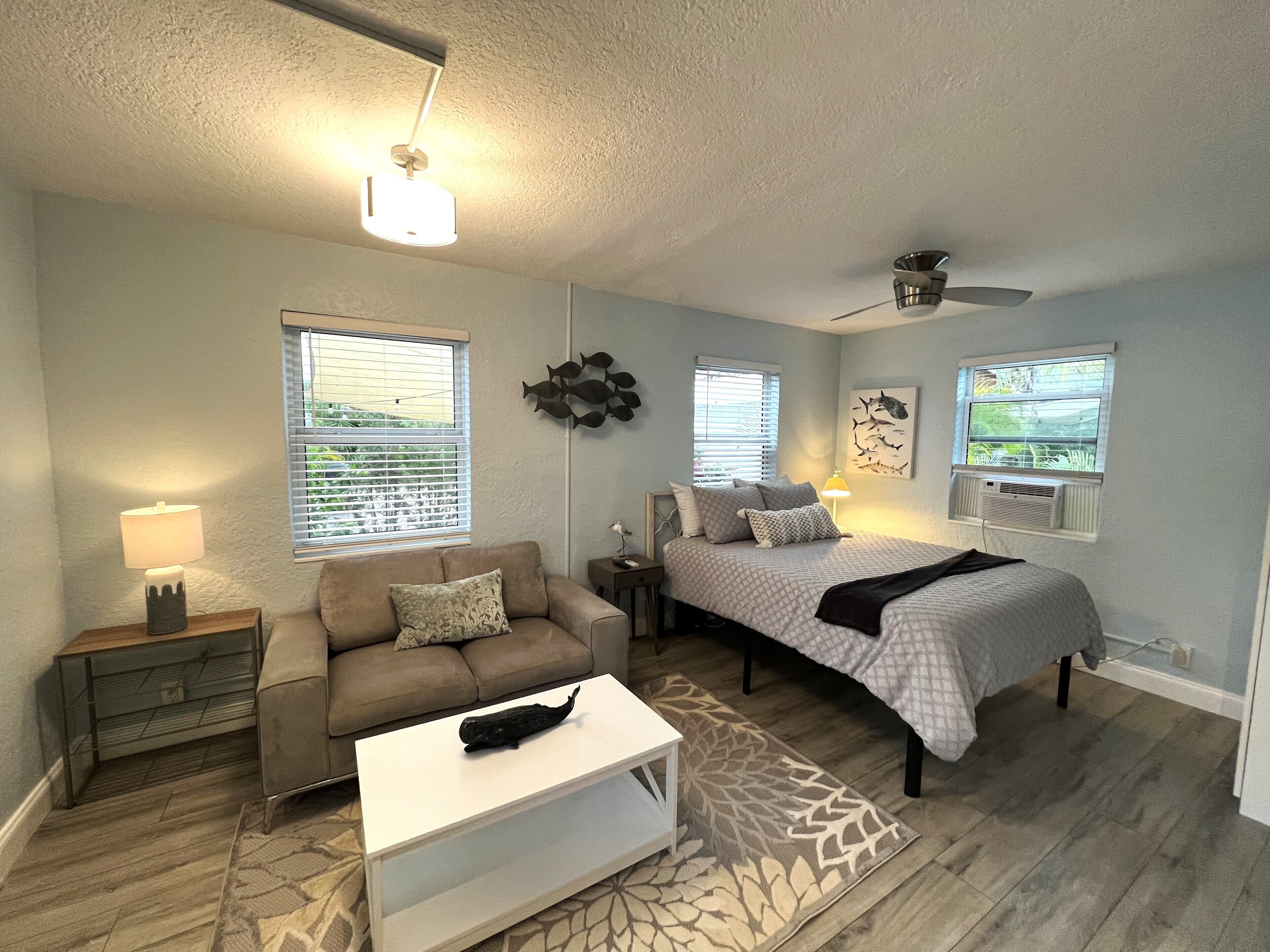 Cute & modern studio apartment in prime location in downtown Lake Worth Beach!