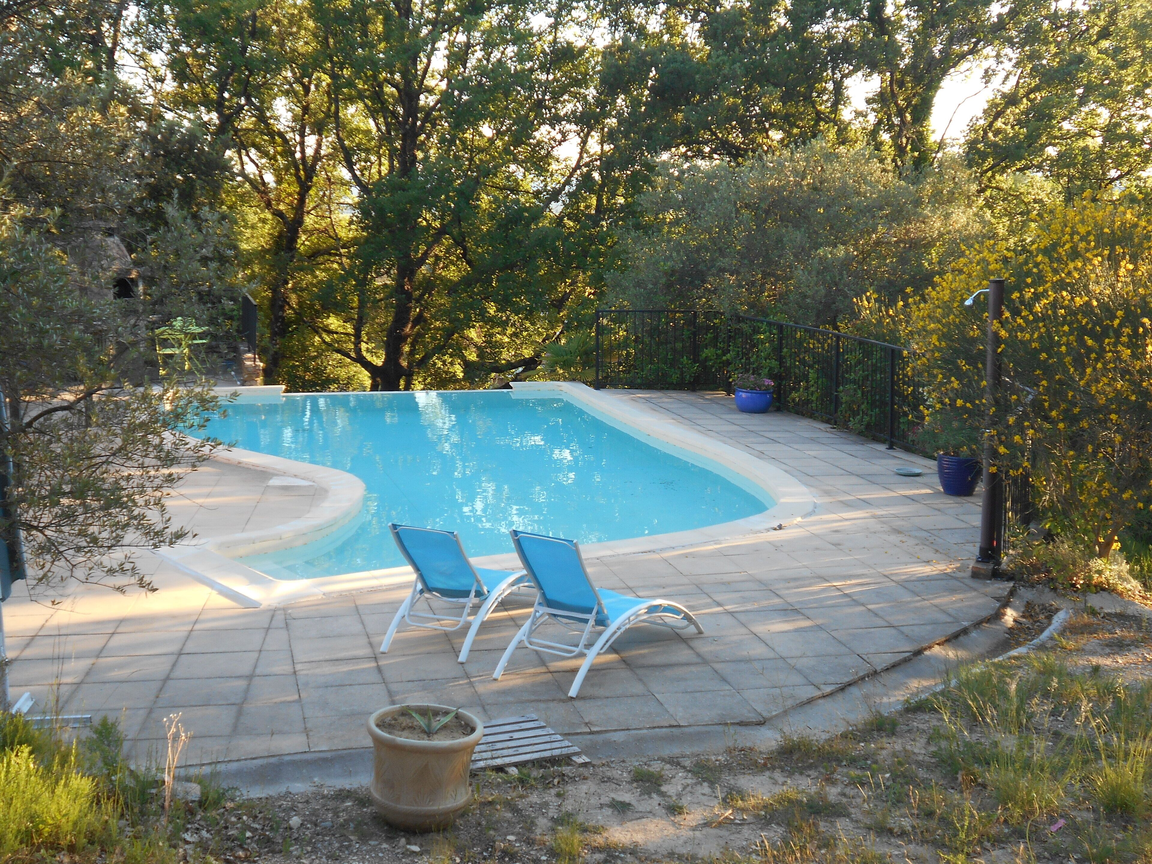 A haven of peace surrounded by nature. One bedroom, air conditioning, swimming pool ...