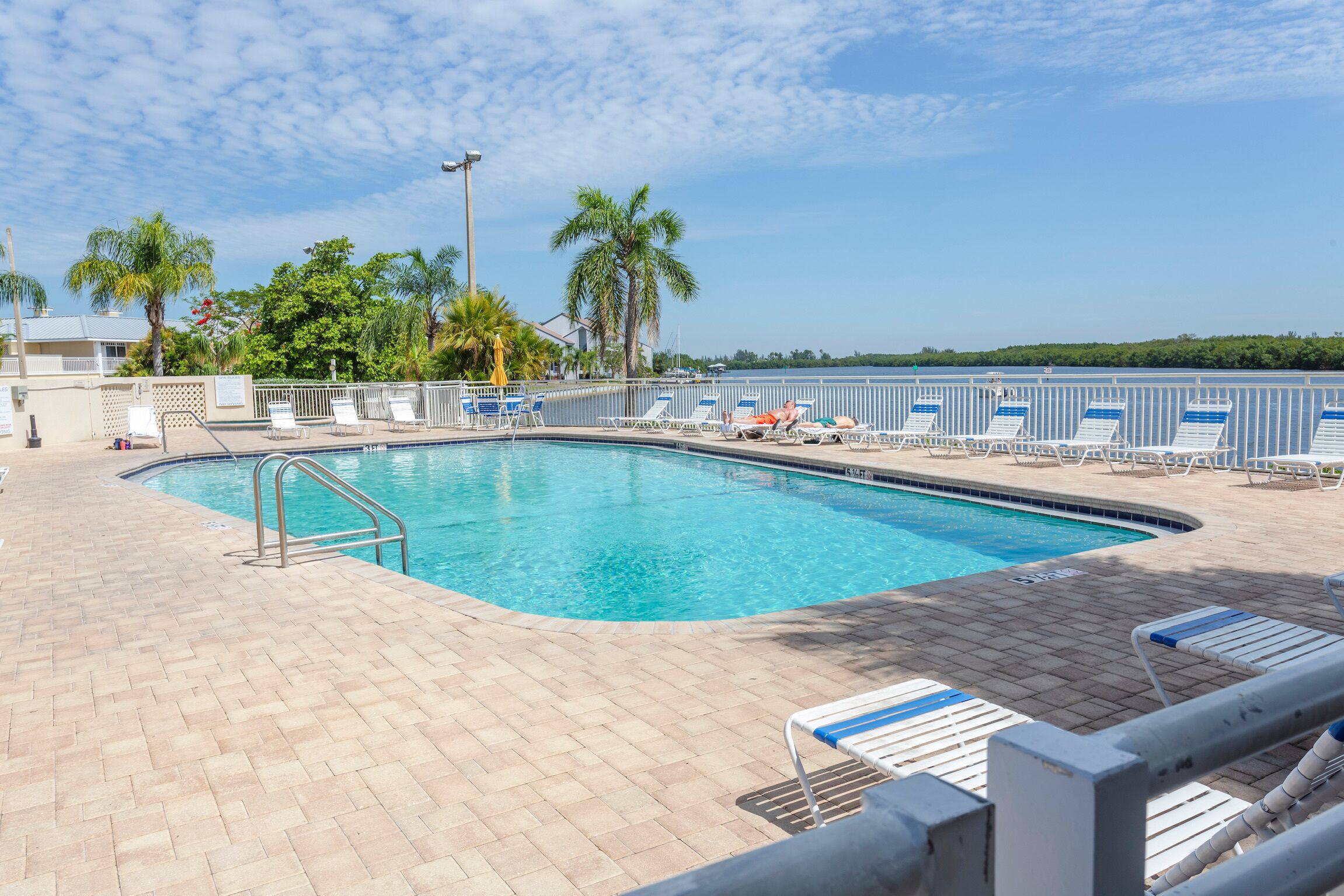 DOLPHINS🐬, BEACH step away, WIFI, FREE PARKING, POOLS, HOT TUB, POOL VIEW #509