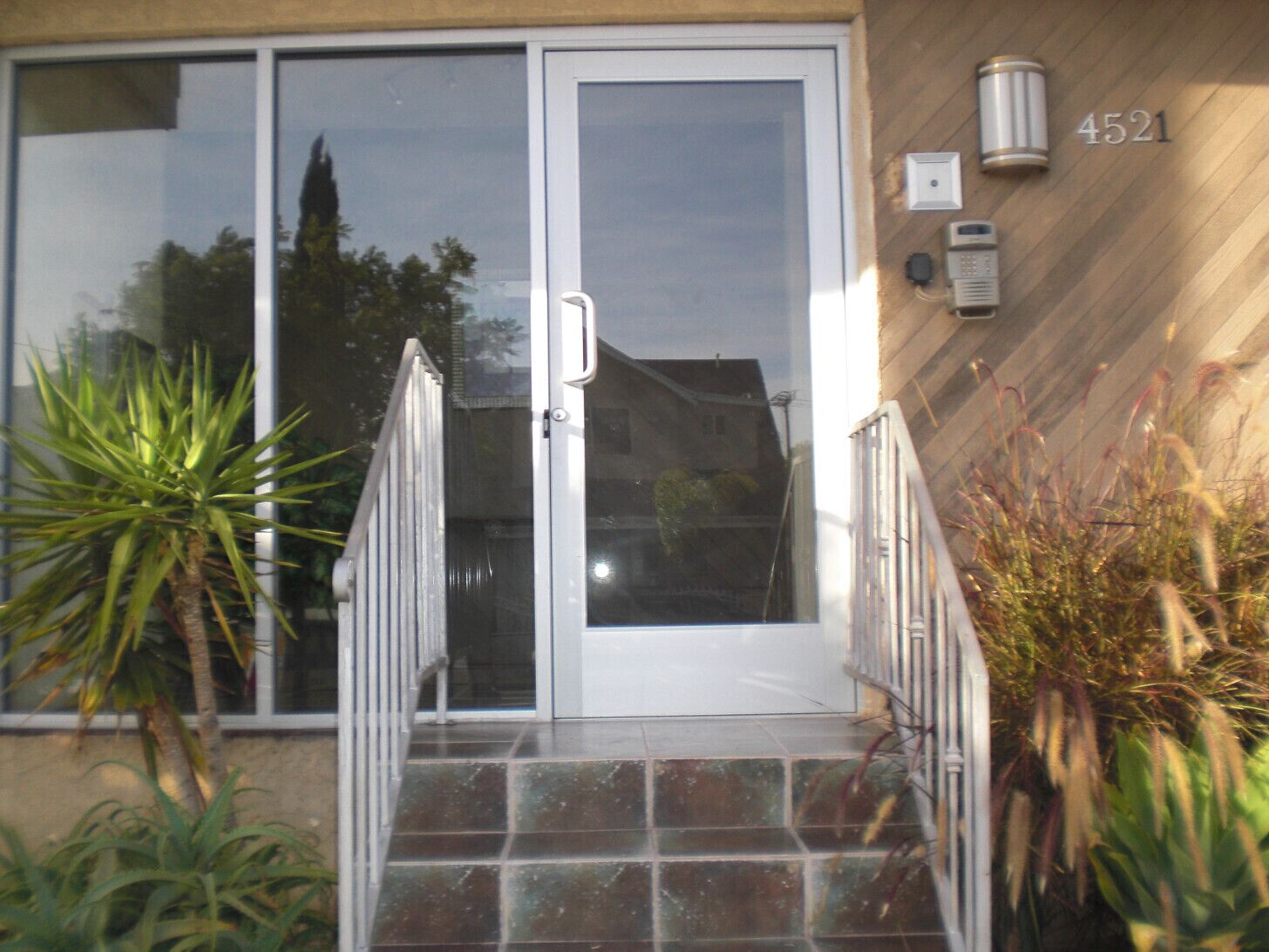 Fully Furnished Studio w/ garden + private W/D