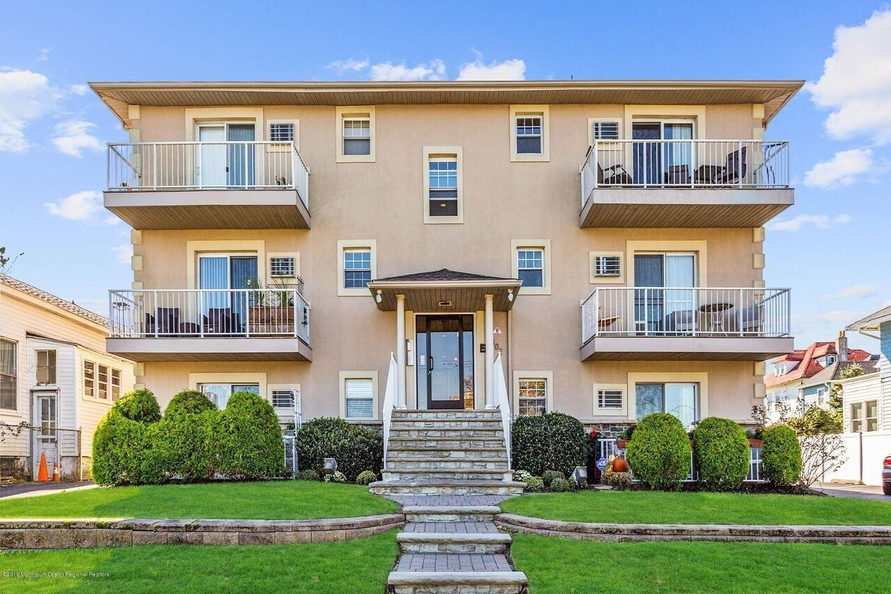Pet Friendly | Outdoor Space | Parking | Chef's Kitchen | 2 blocks to the Beach