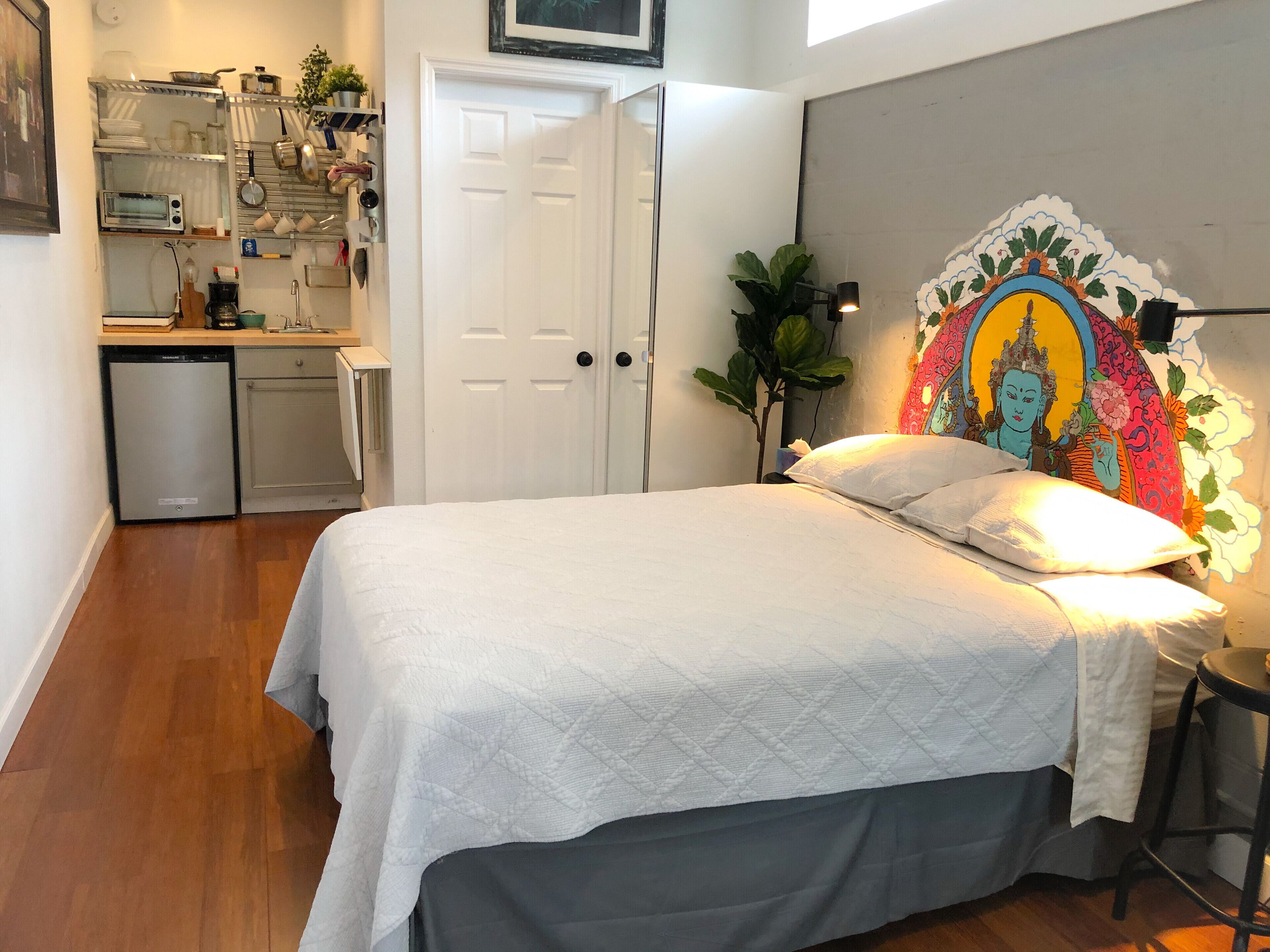 Adorable Modern Studio East - 10 minutes to the beach and 5 minutes to downtown