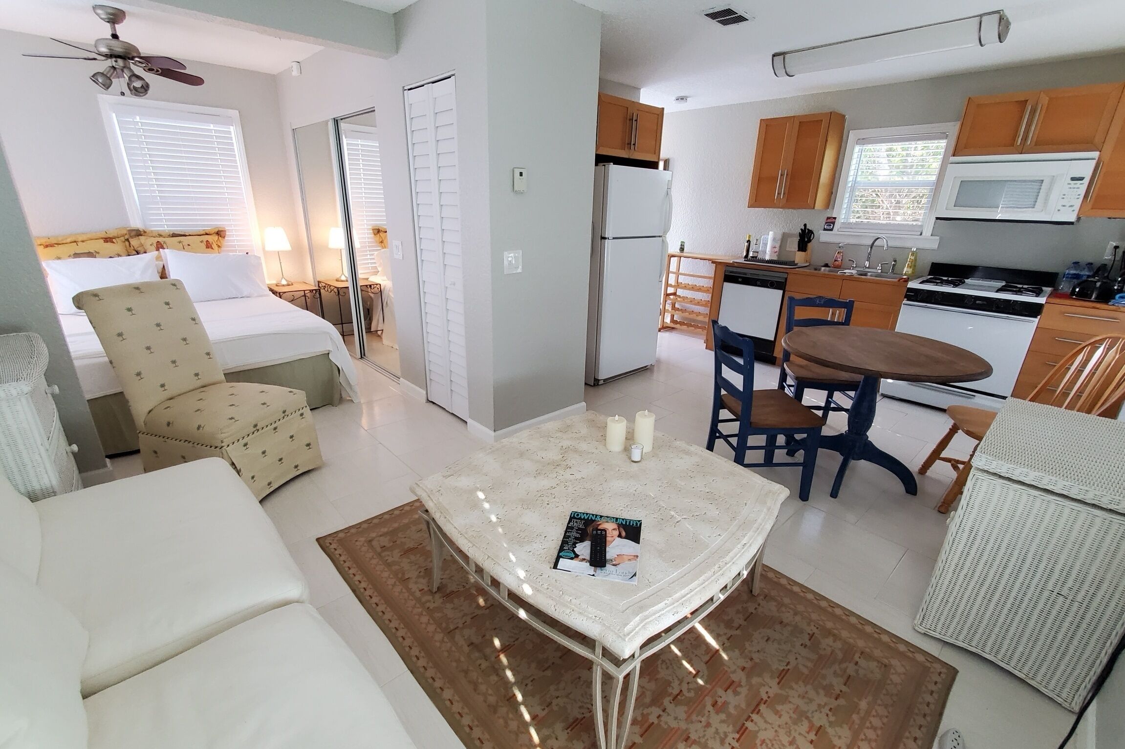 Tropical Studio - Antique Row walk or short drive to everything 