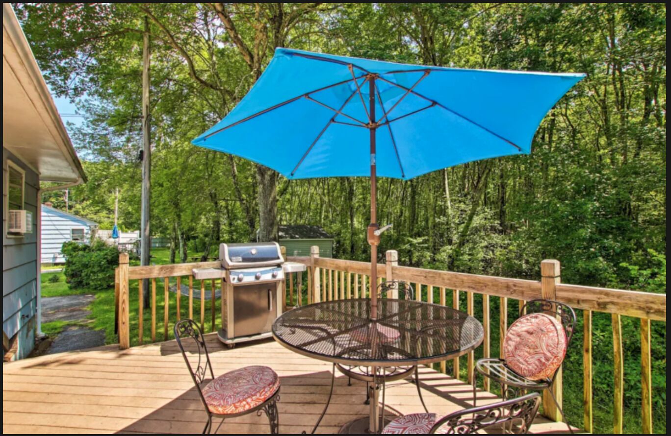 Family friendly yard, with deck and gas BBQ.  The perfect place to relax and enjoy Narragansett!
