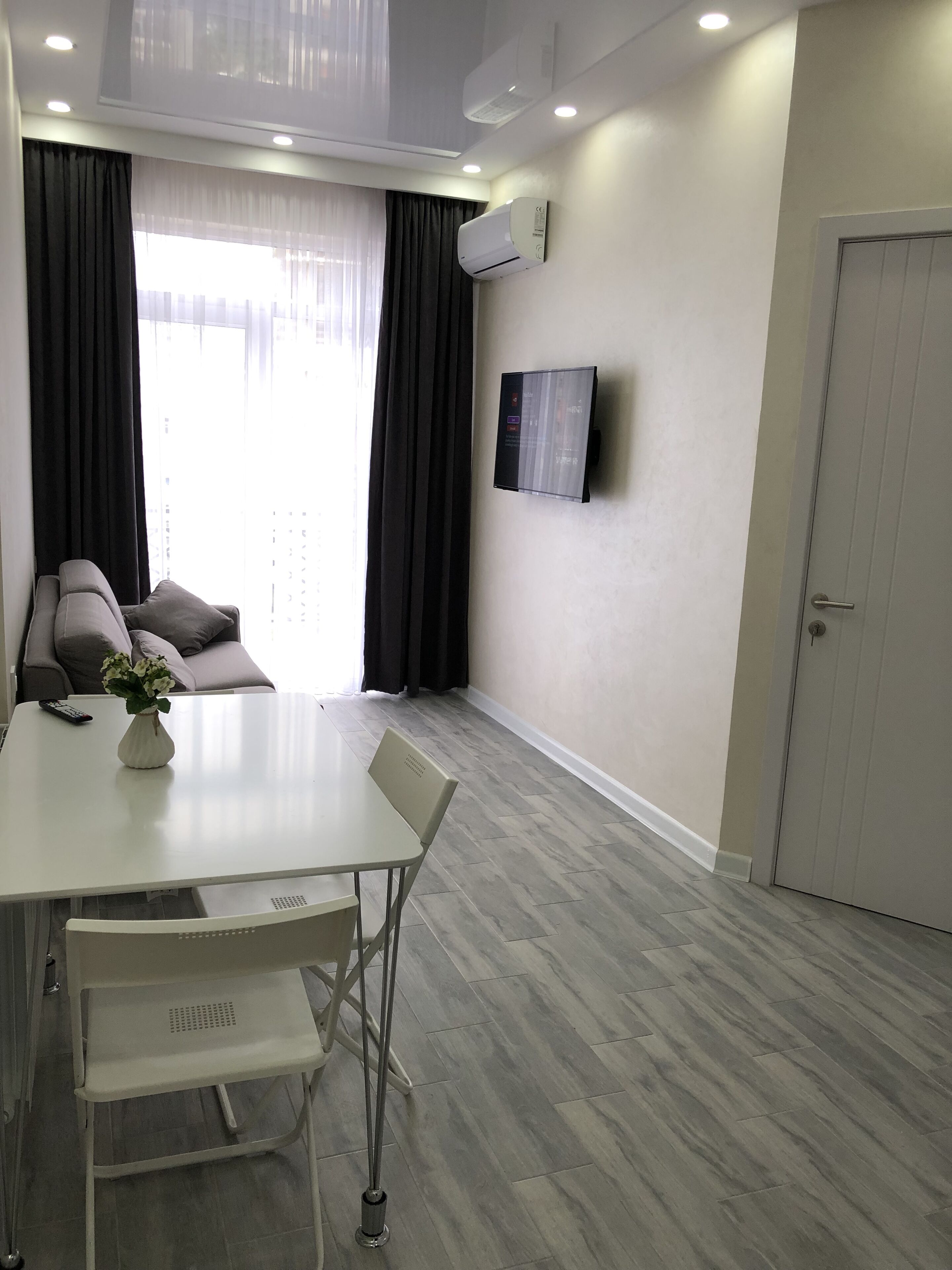 D&D Lux Apartment 98. Clean, bright and modern. 