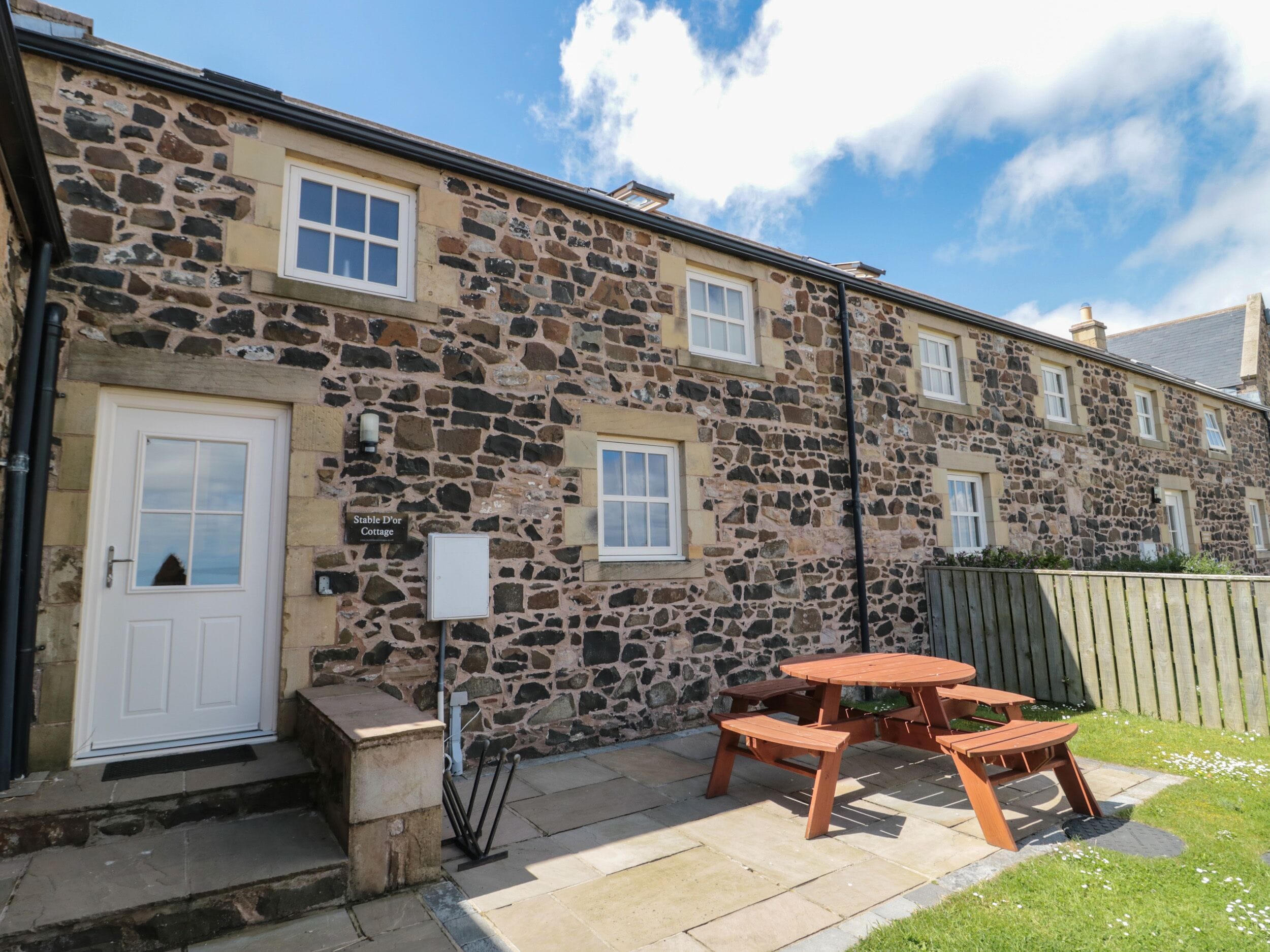STABLE D'OR, family friendly, with pool in Embleton