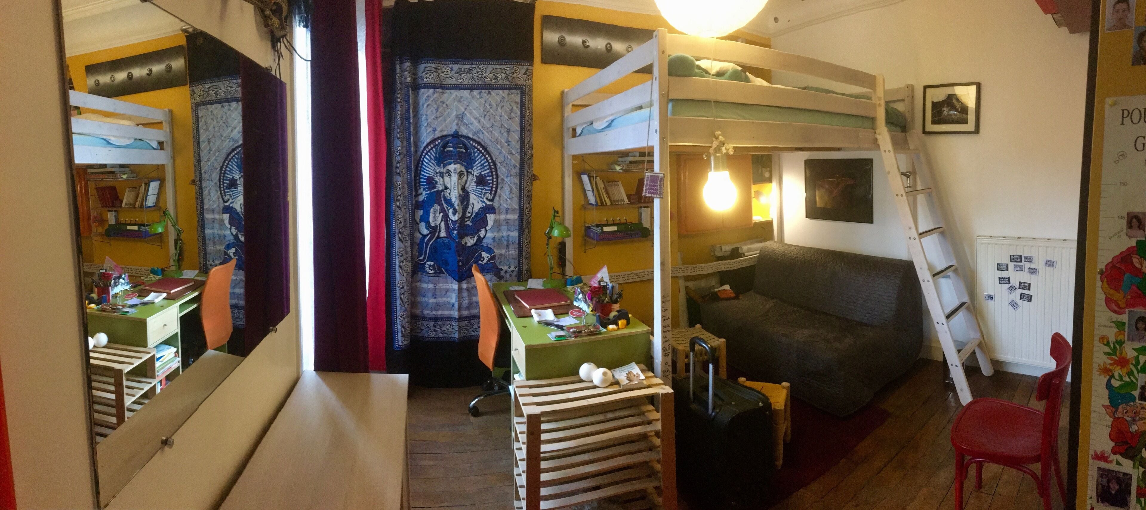 Charming 18m2 room for 1 to 4 beds and its bathroom at the foot of Montmartre.