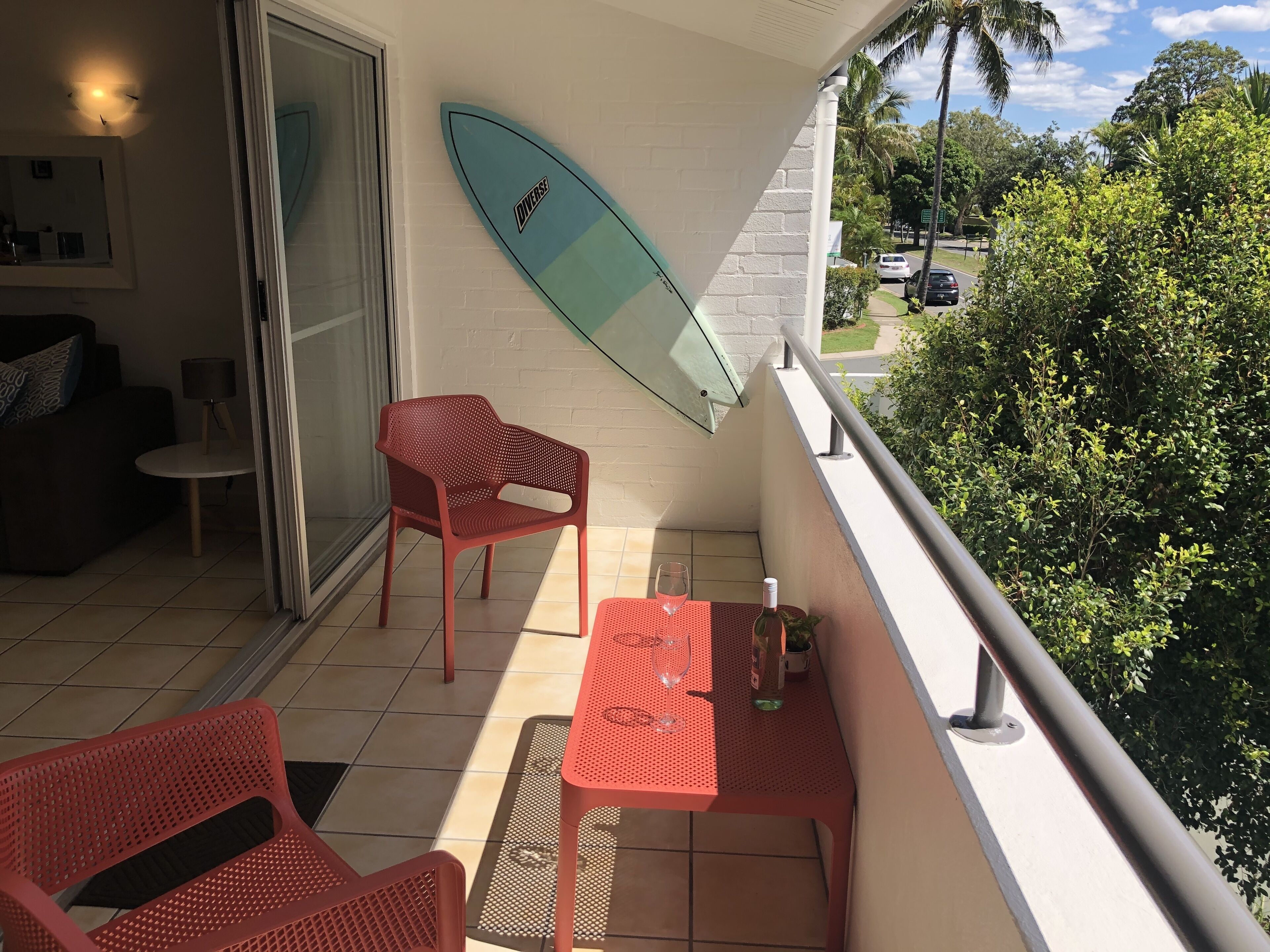Short flat walk to Hastings Street - sunny northfacing balcony