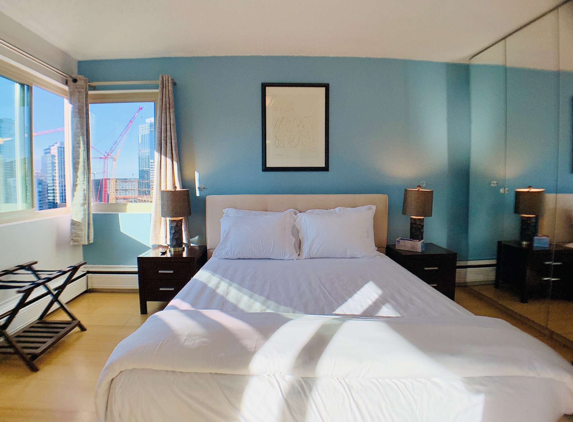 Spacious 2 bedroom corner unit with 180-degree views of the Seattle skyline and Lake Union.