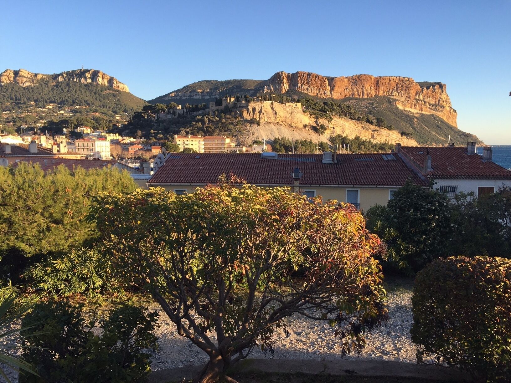 Cassis T2 air-conditioned facing south with parking - 50m from the port