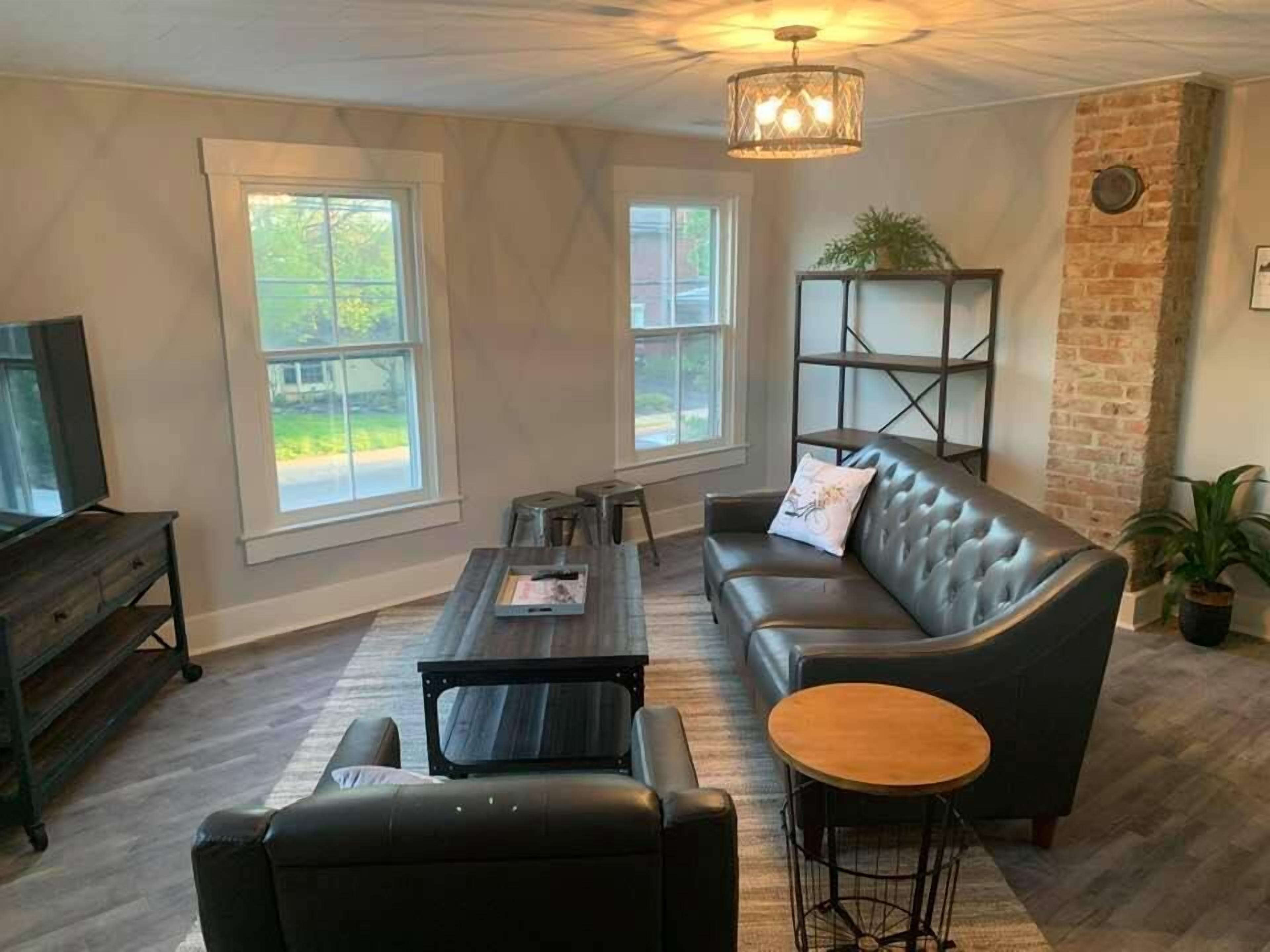Fully Remodeled Urban Styled 2nd floor unit in Historic District!