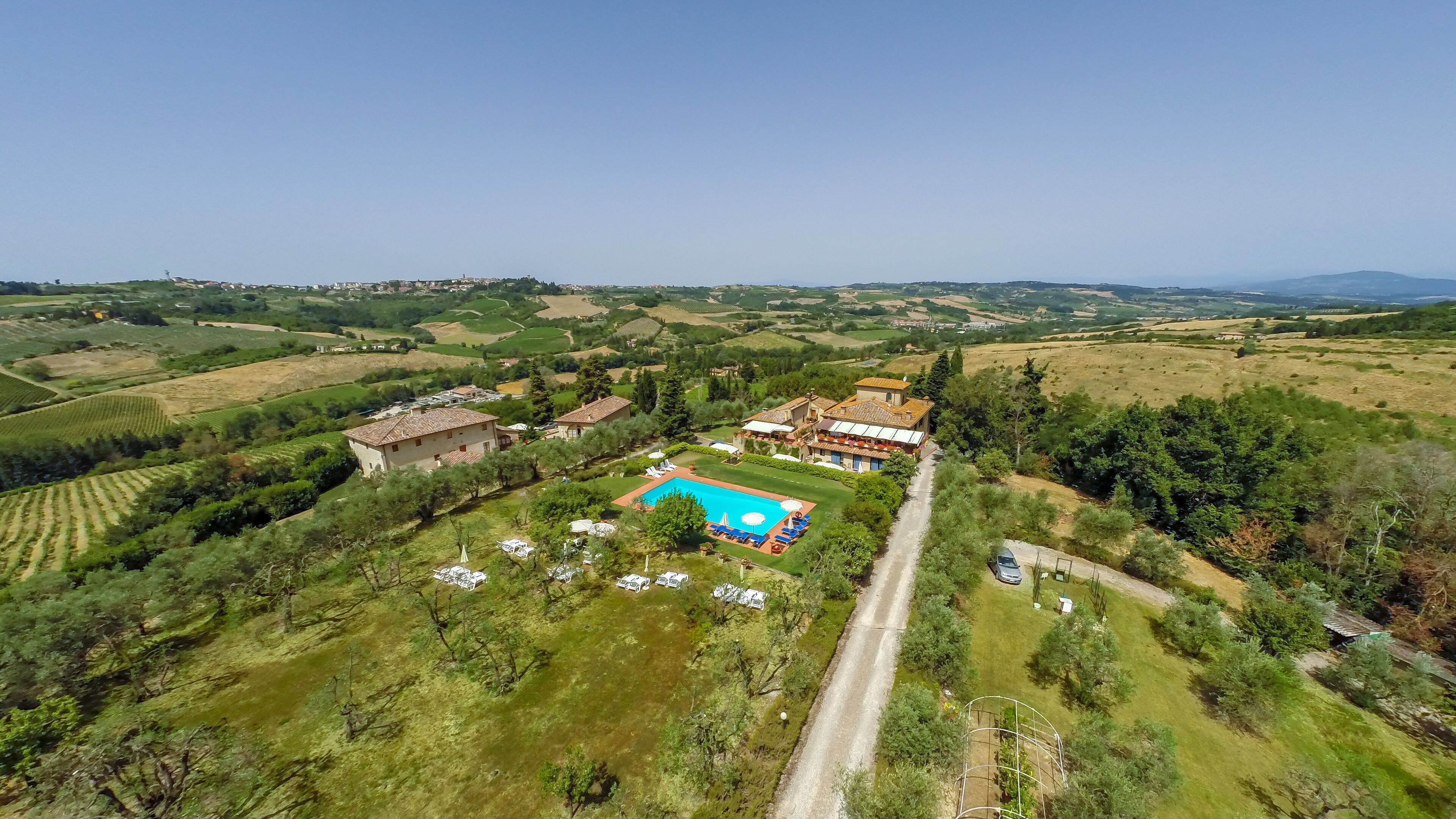 Apartment in the Chianti countryside with swimming pool, lawn, table and deck chairs 