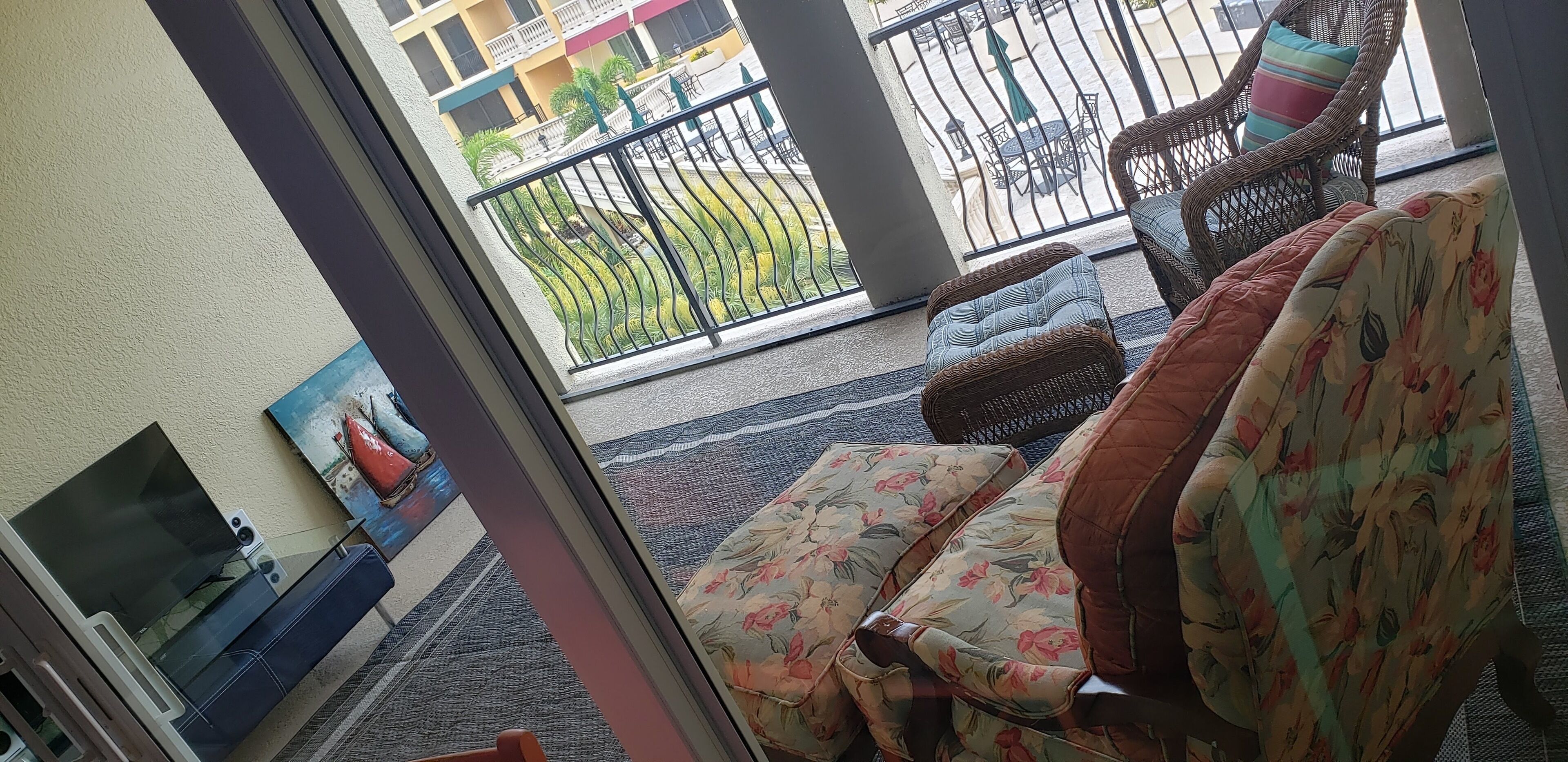 Luxury Condo Rental (shopping, restaurants, parks, beaches)
