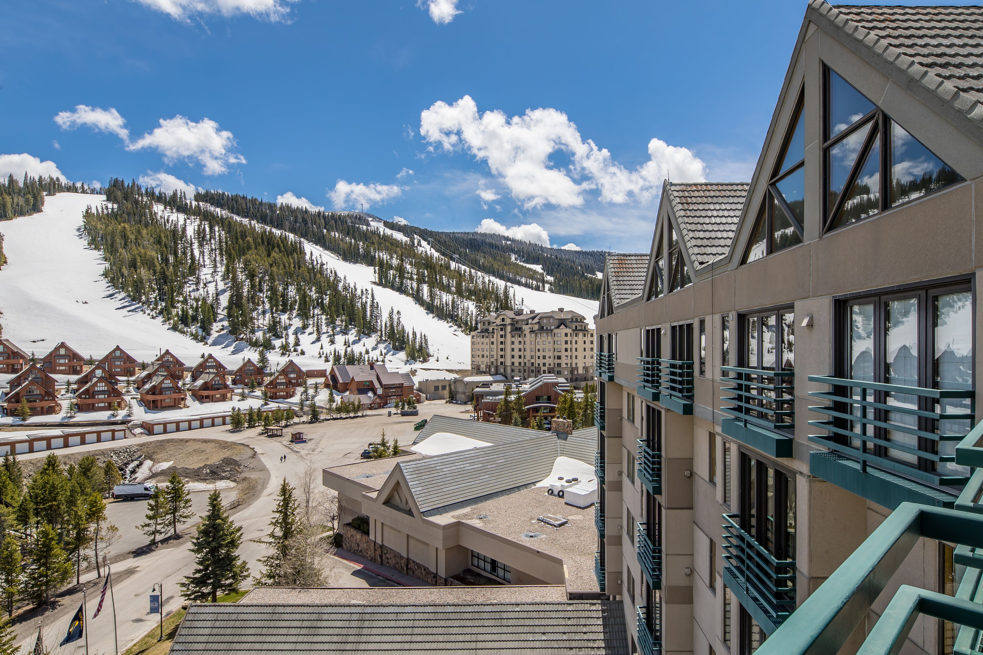Ski in/out w/amazing views, fireplace, & community pool/hot tub/gym - Slopeside Shoshone Condo