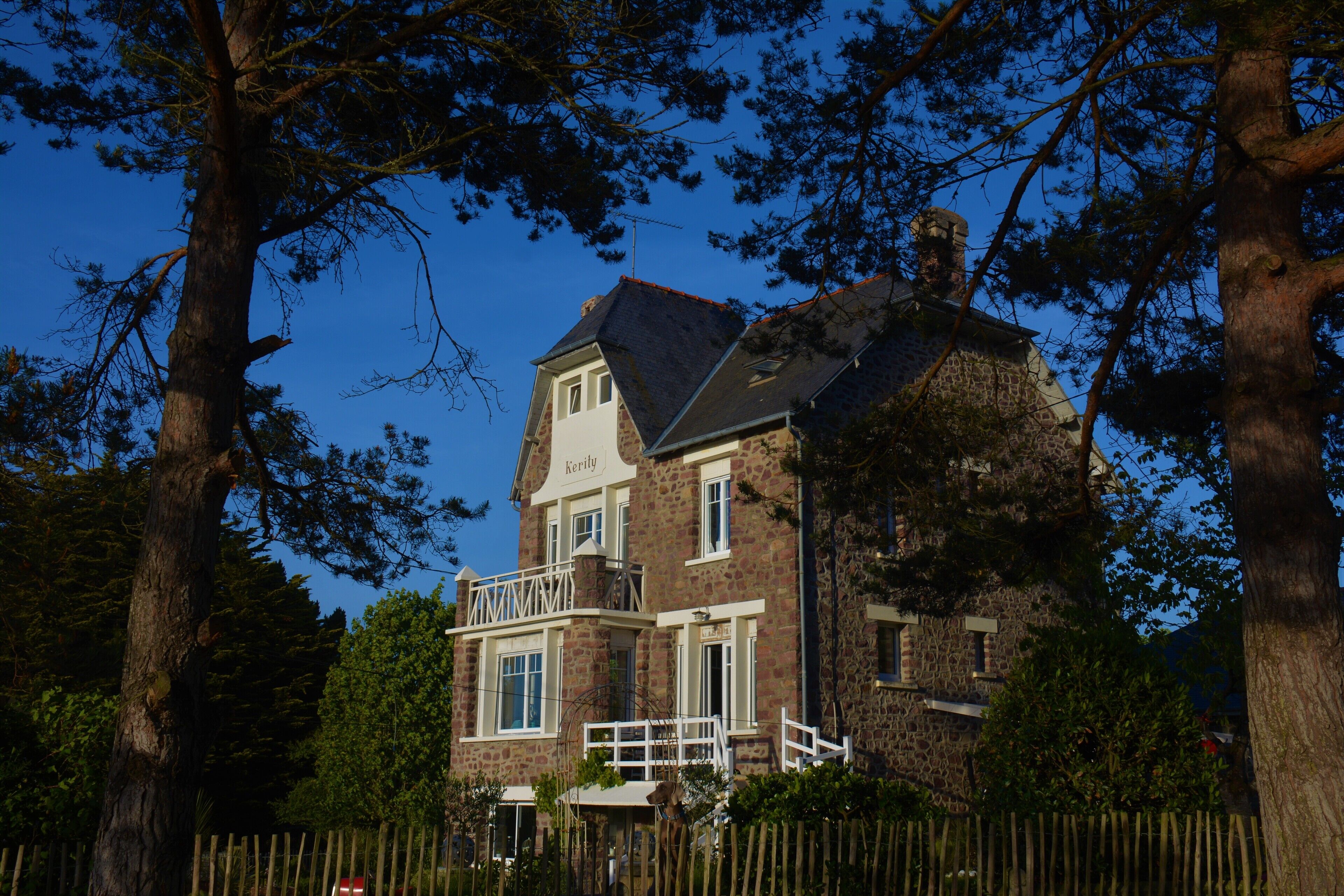 Apartment on the ground floor of an Art Deco villa from 1925 200m from the beach & golf course