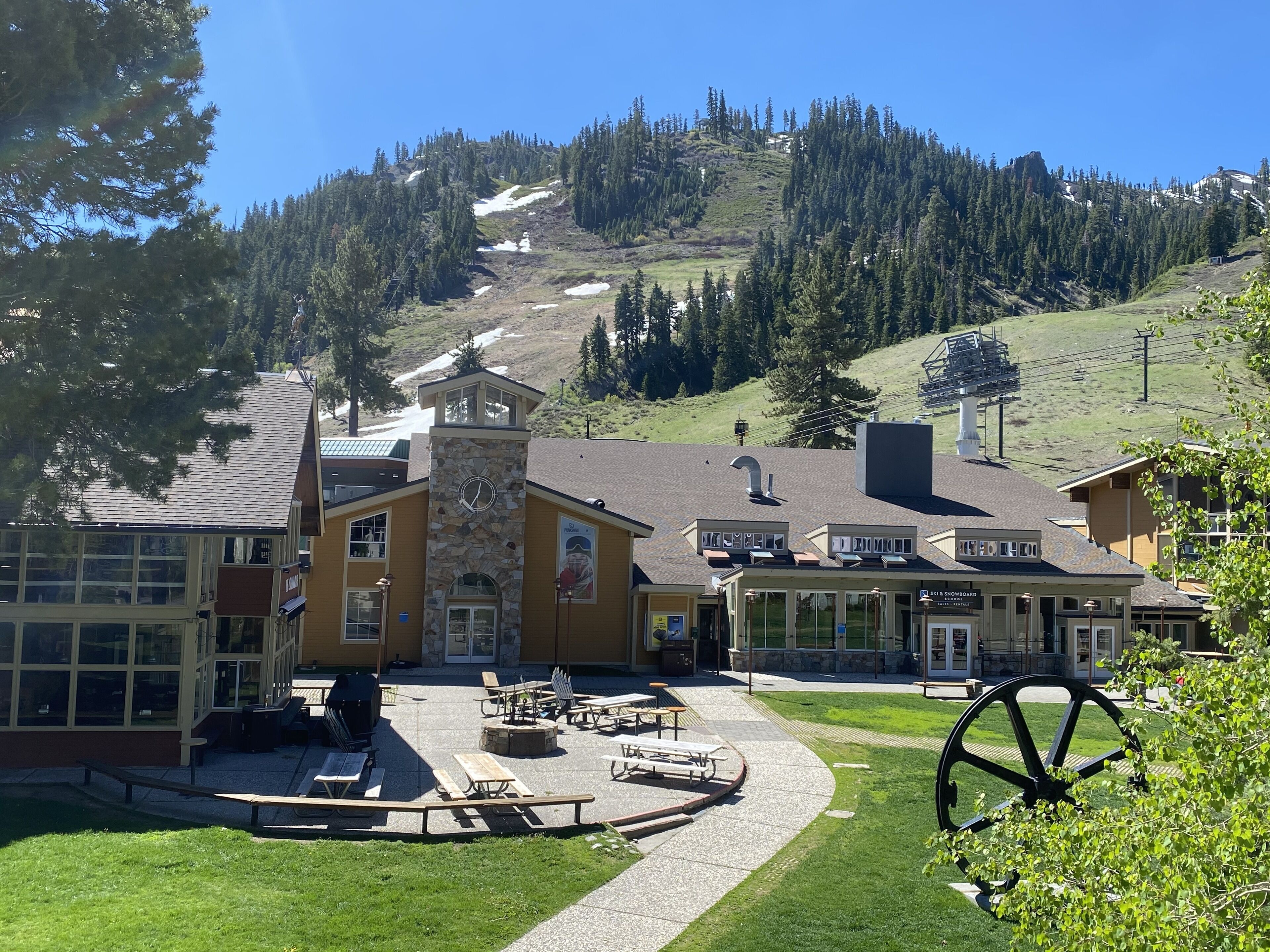 Ski-in/ski-out Squaw Valley Lodge 2BR Master: Walk to Lifts & Restaurants