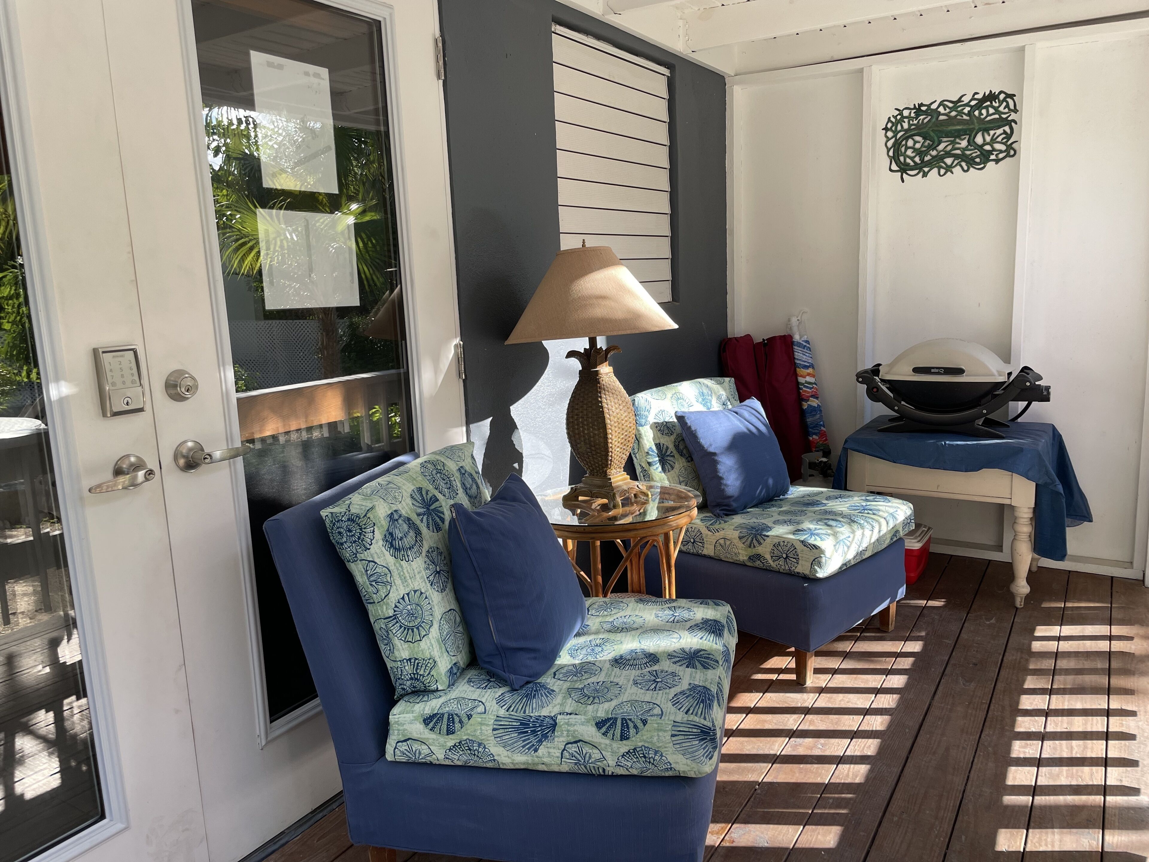 The Tree House By The Grace Bay Beach -(1queen bad, 1b, kitchen,AC,WiFi, pool)
