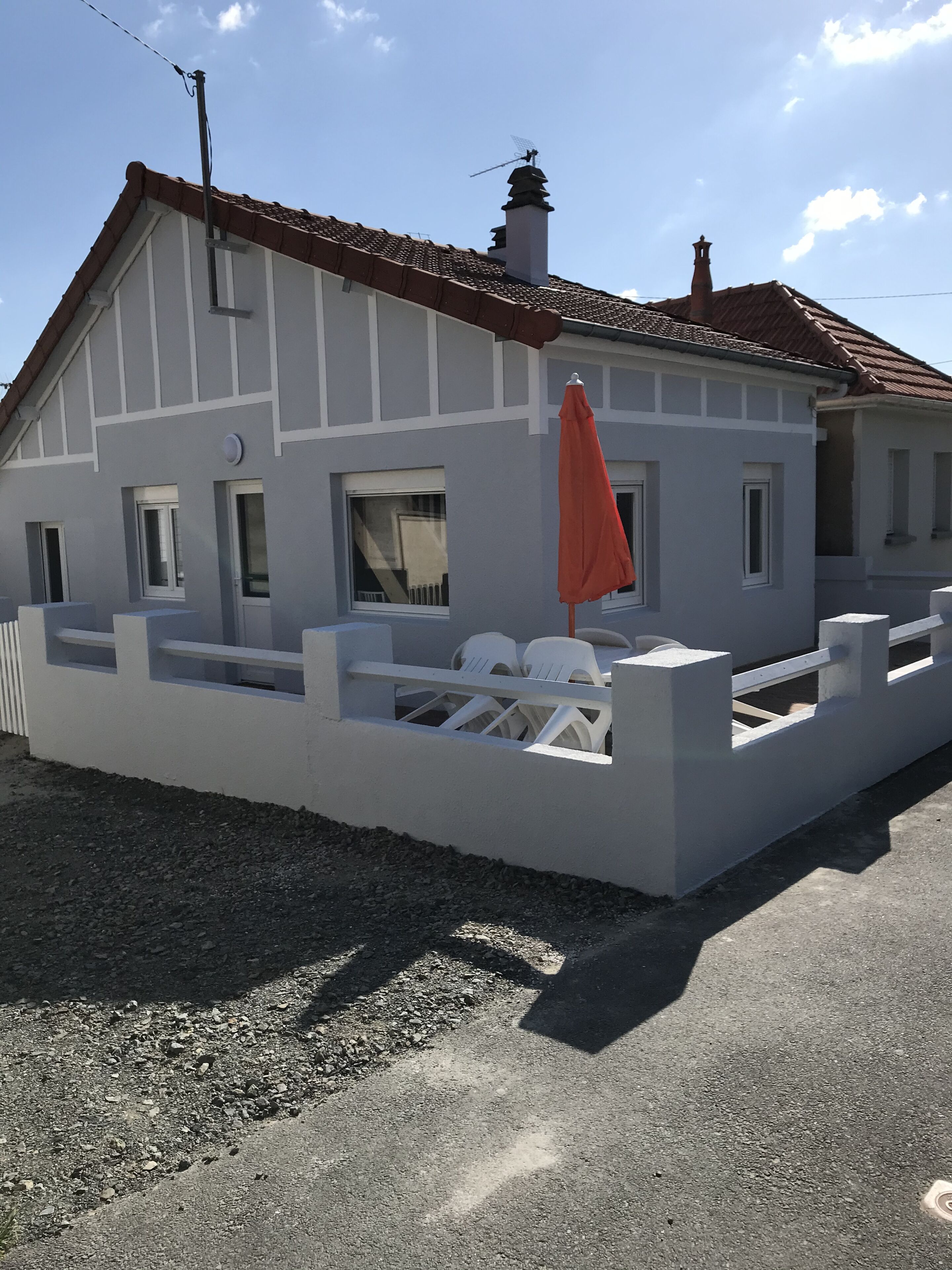 --- VILLA NEAR THE SEA ---   