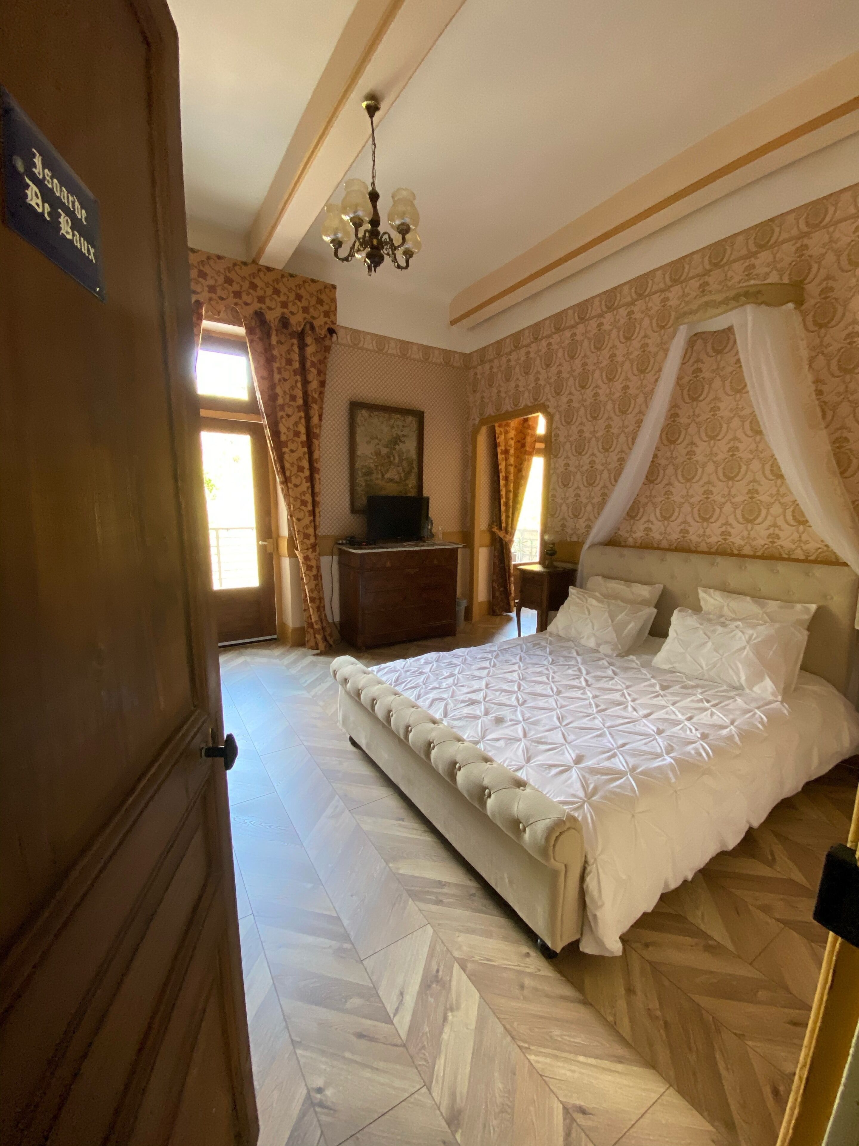 Romantic suite by Isoarde des Baux - Château de Rochetaillée 