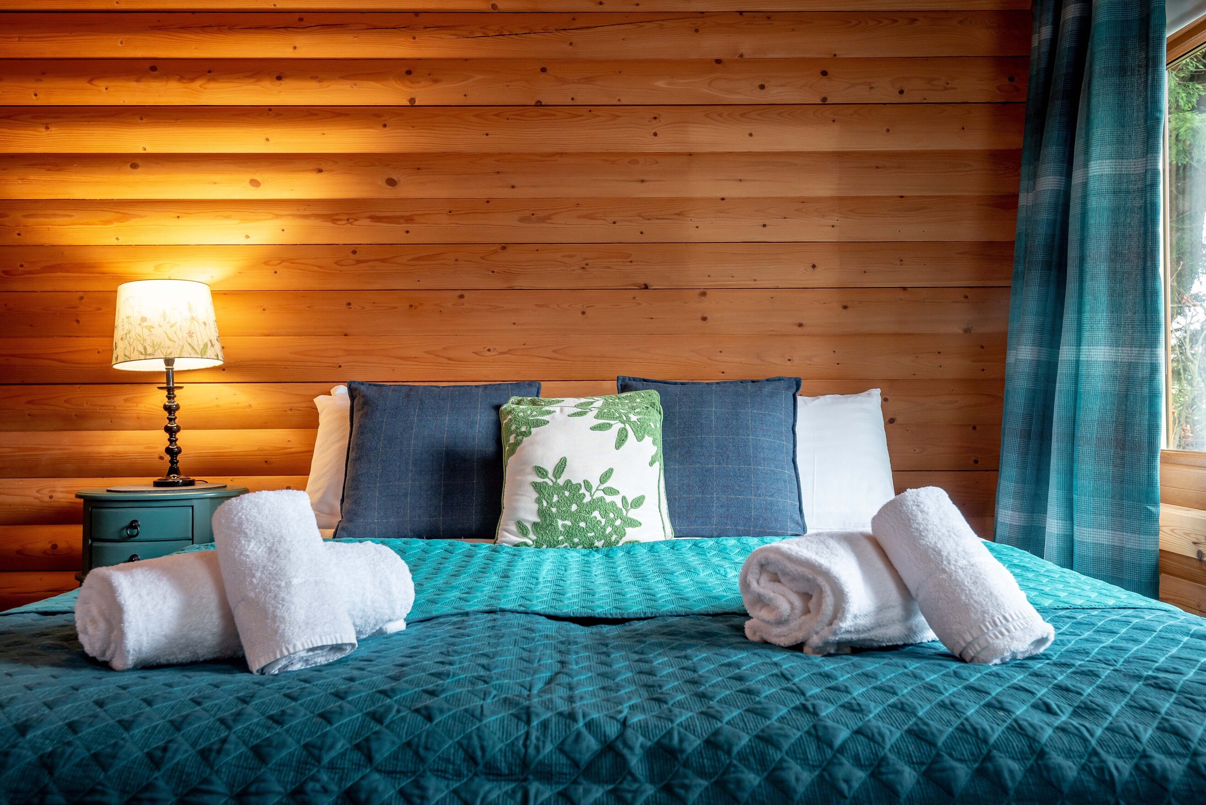 Cosy log cabin apt with hottub in small courtyard. Ideal for quiet short breaks.