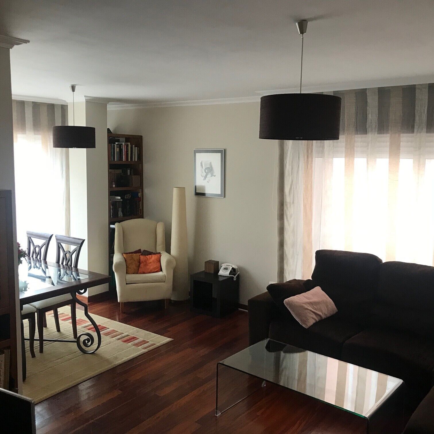 Central apartment with 3 bedrooms, all exterior and garage included.