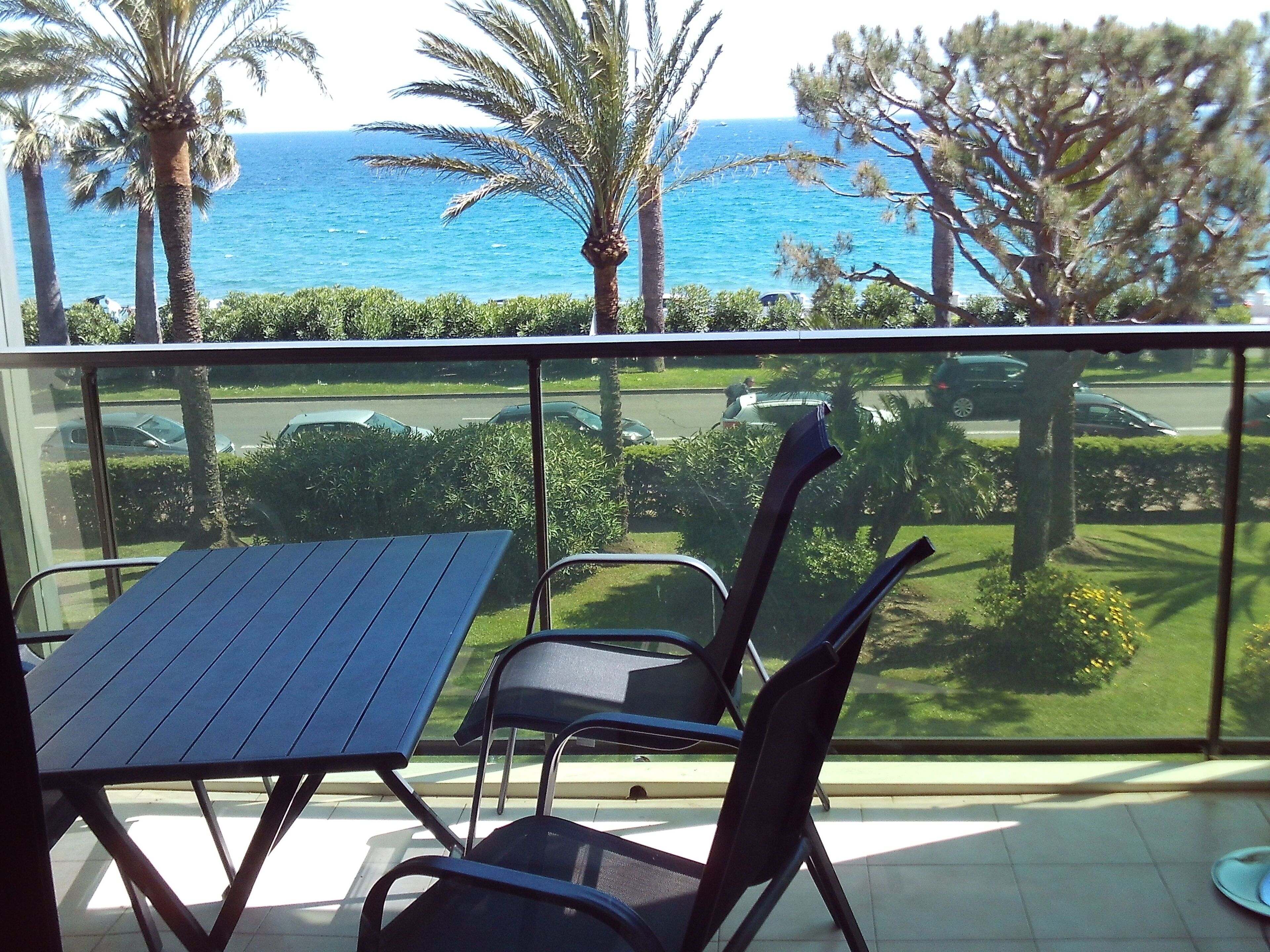 Air-conditioned F3, wifi, seafront panoramic view secure private parking