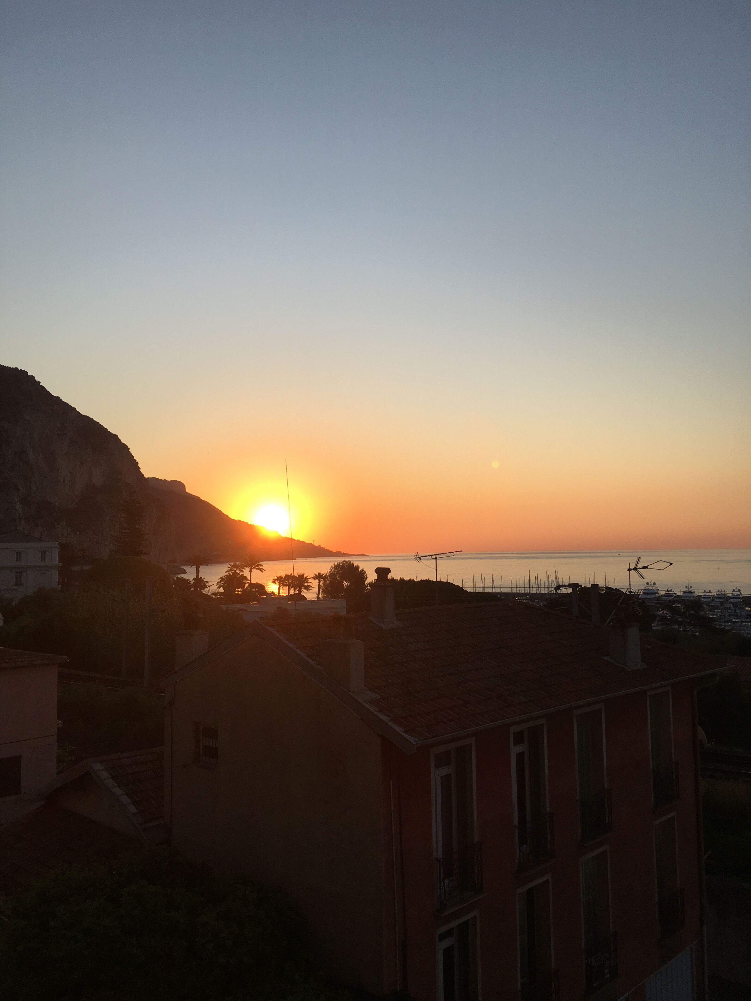 Bright apartment with sea view 