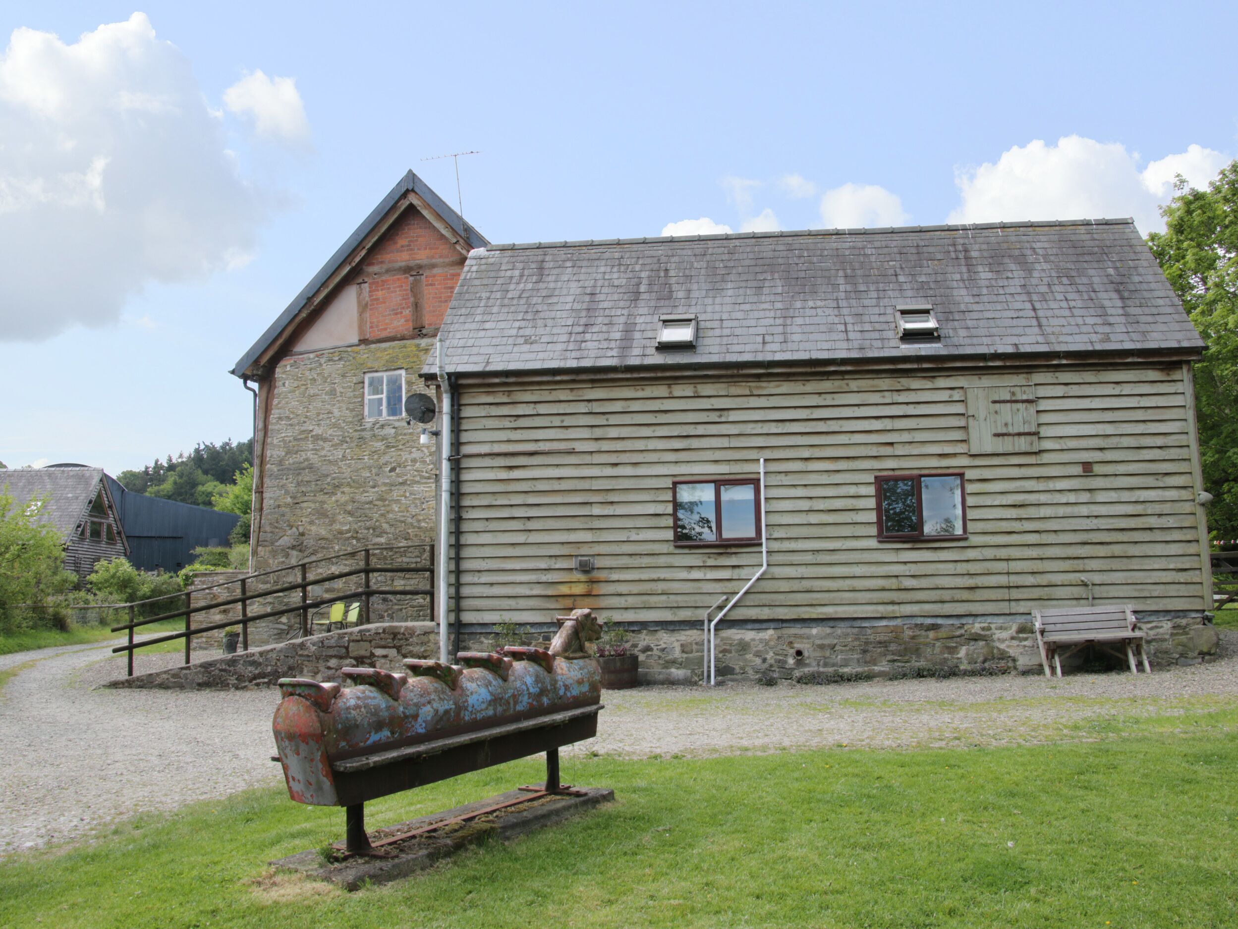 BROUGHTON STABLES, pet friendly, with a garden in Bishop's Castle
