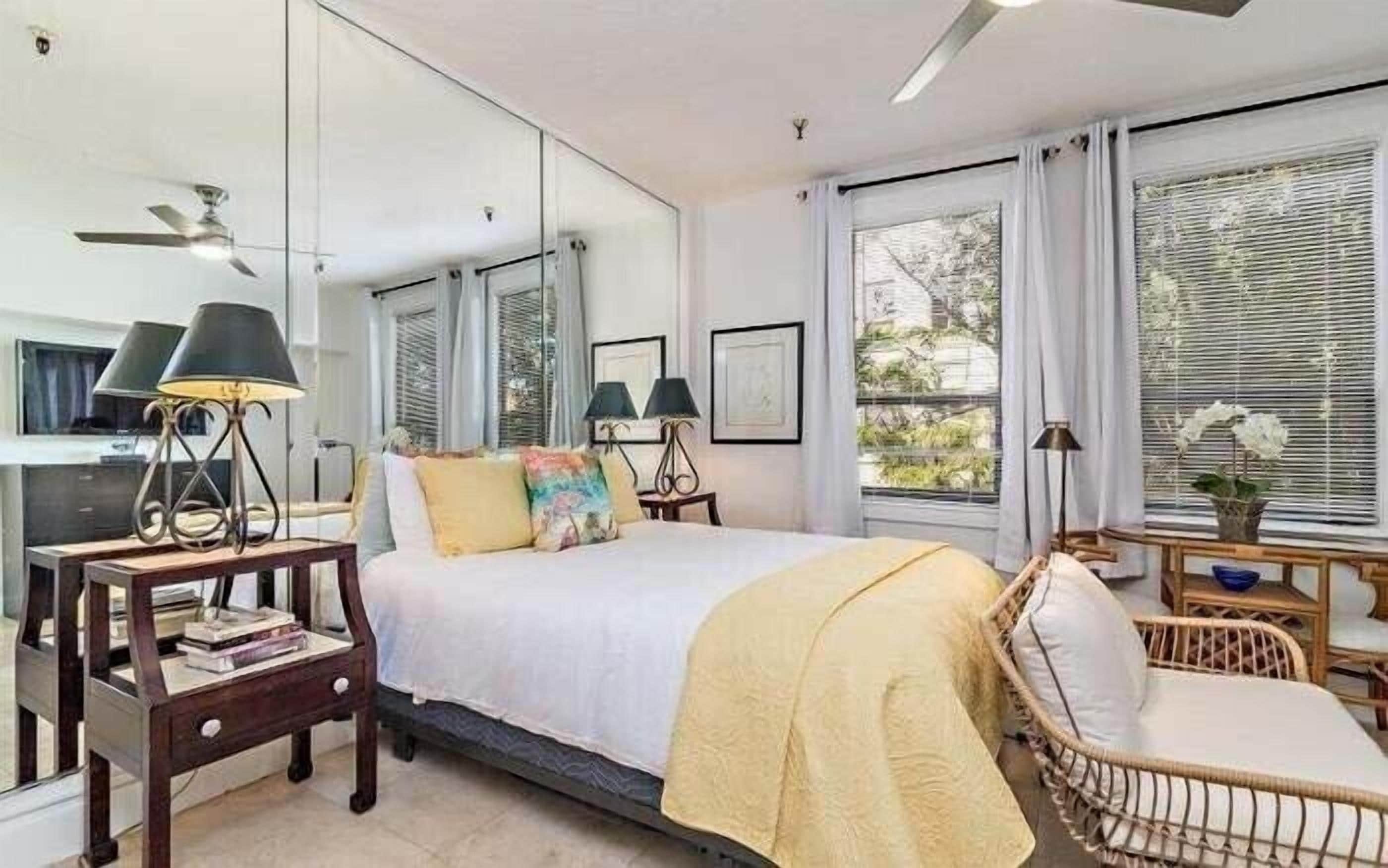 Delux Queen Room , 1 block to the Beach, TV, Pool, WiFi