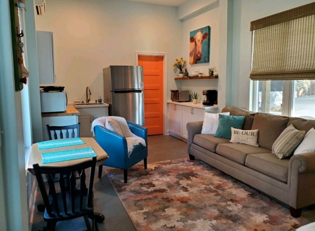 Studio - direct 2 min beach walk with public access end of street.
