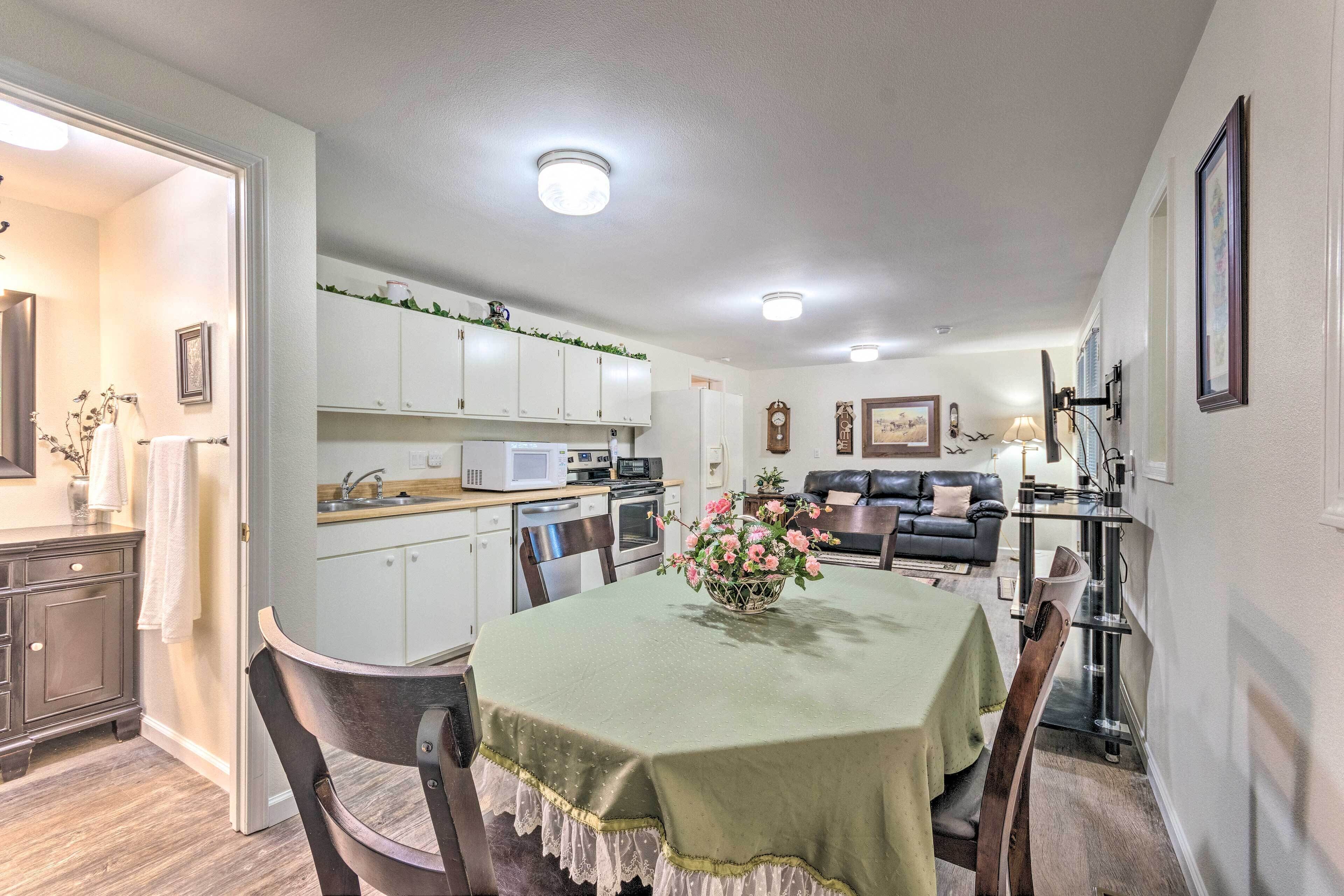 Cozy Pet-Friendly Hot Springs Village Apt w/ Deck