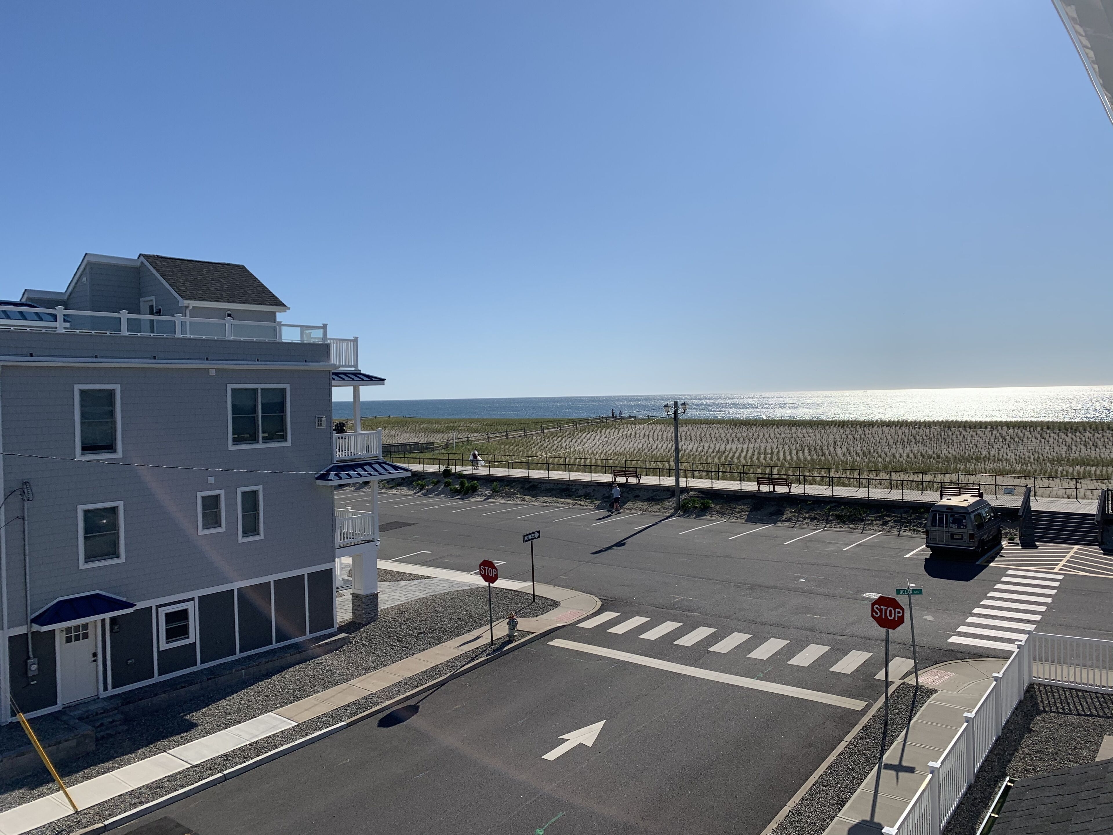 Beachview condo luxuriously appointed w/hot tub.