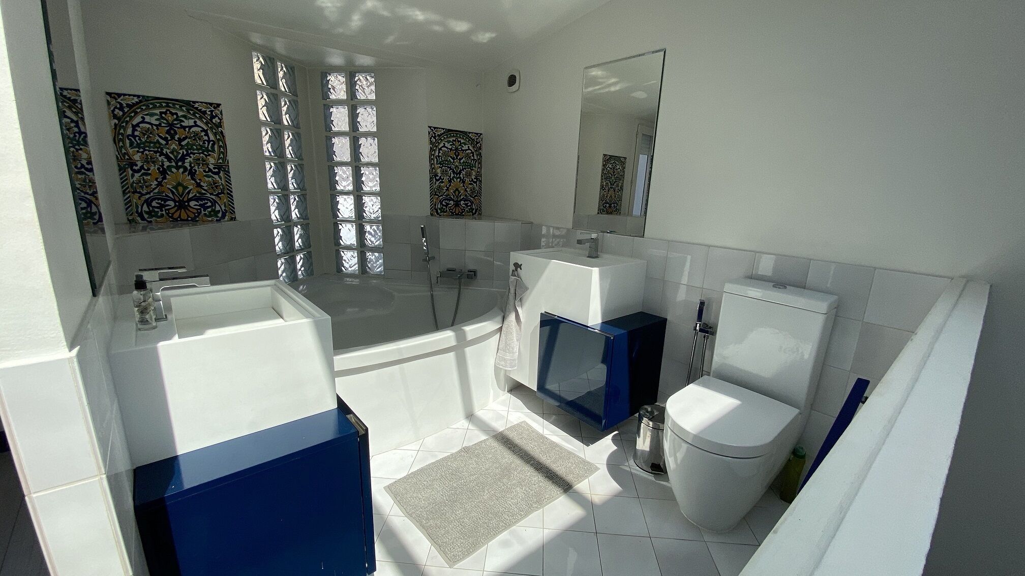 Triplex offering a beautiful view of the Major - downtown, tourist area