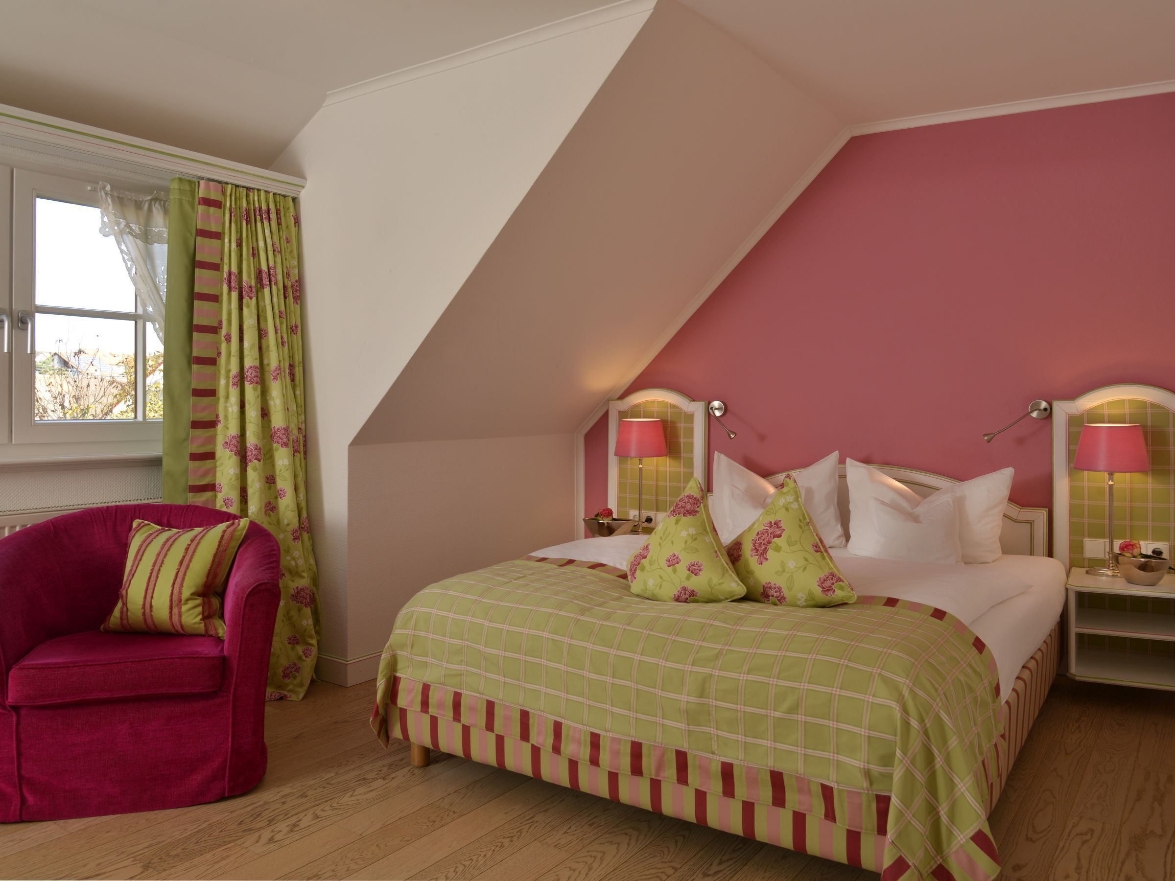 Junior suite Wiesenberg, 28 sqm, bathroom with bathtub